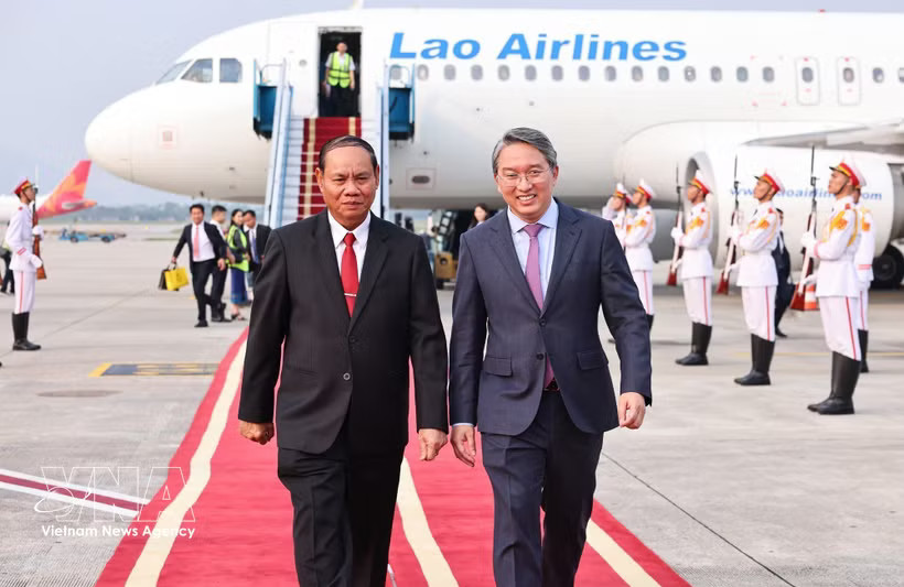 Nguyen Hai Ninh (right) member of the Party Central Committee and Chief of the Party Central Committee Office, welcomes Vilay Lakhamfong, Politburo member and Standing Member of the Secretariat of the Lao People’s Revolutionary Party (LPRP) Central Committee, at Noi Bai International Airport in Hanoi (Photo: VNA)
