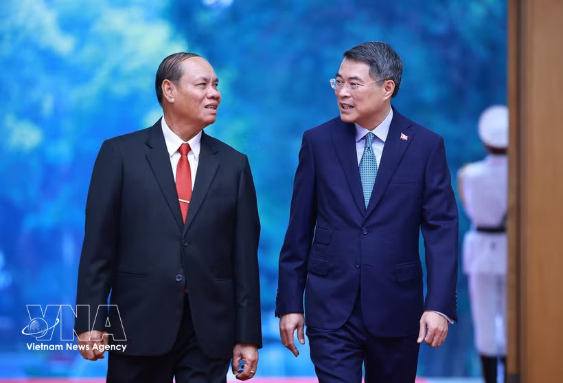 Prime Minister Le Minh Hung (right) and Politburo member and Standing Member of the Secretariat of the Lao People's Revolutionary Party (LPRP) Central Committee Vilay Lakhamfong at their meeting on October 14 (Photo: VNA)