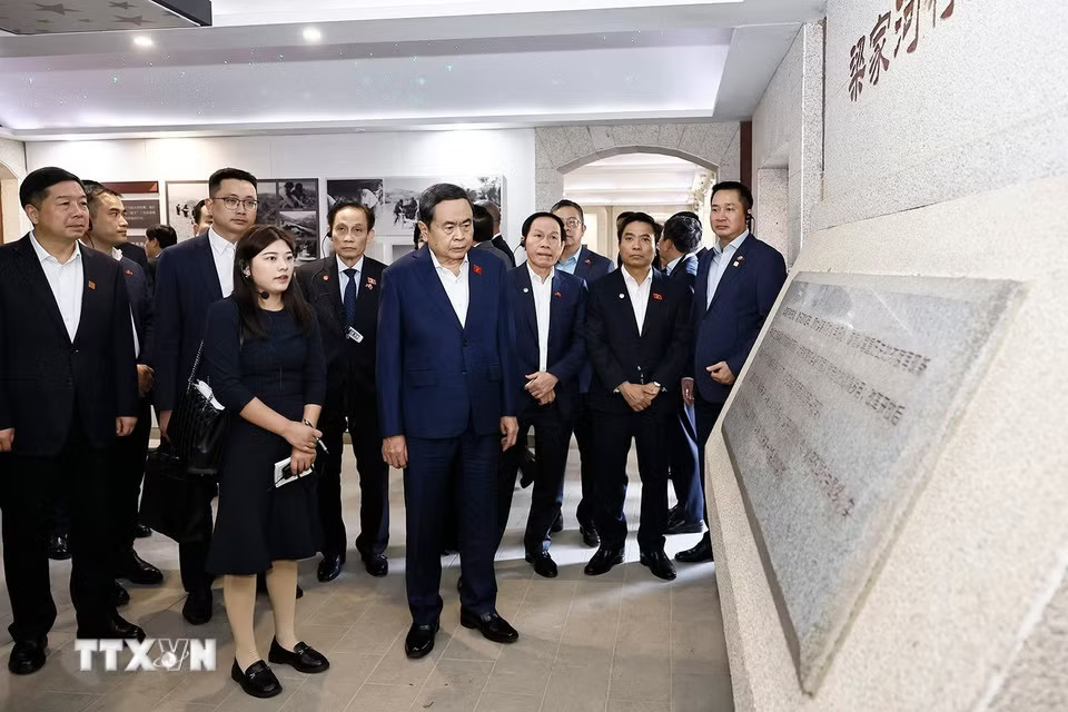 Chủ tịch Quốc hội Trần Thanh Mẫn và đoàn tham quan bảo tàng, nơi ở của đồng chí Tập Cận Bình trong thời kỳ đồng chí công tác tại Lương Gia Hà