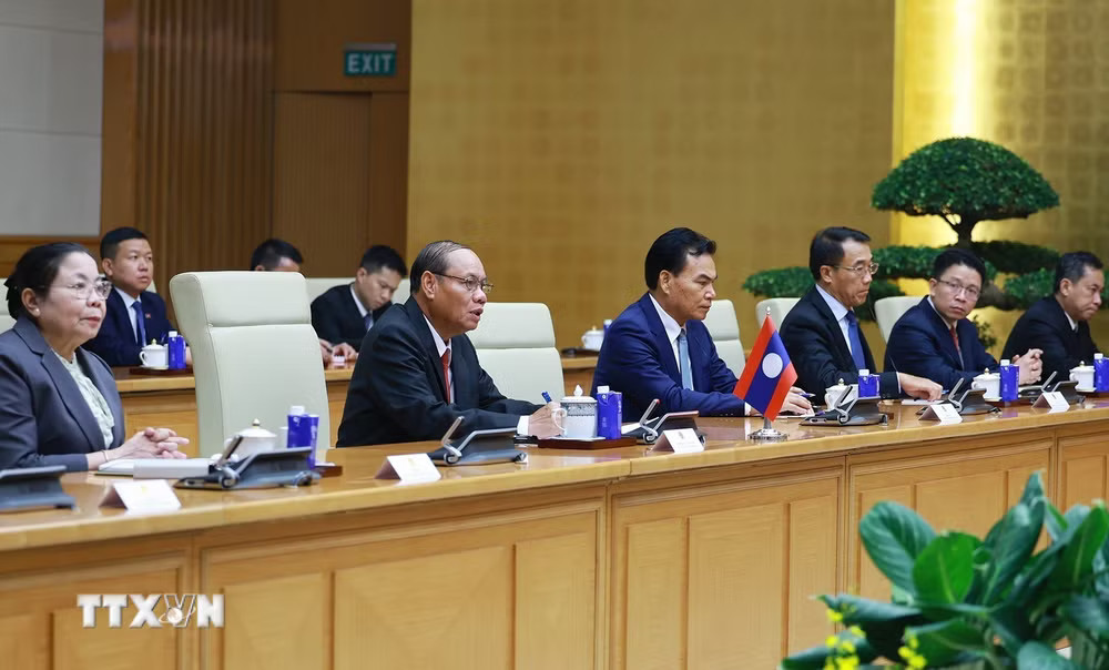 Thường trực Ban Bí thư Trung ương Đảng Nhân dân Cách mạng Lào Vilay Lakhamfong và Đoàn đại biểu cấp cao Đảng Nhân dân Cách mạng Lào tại cuộc tiếp