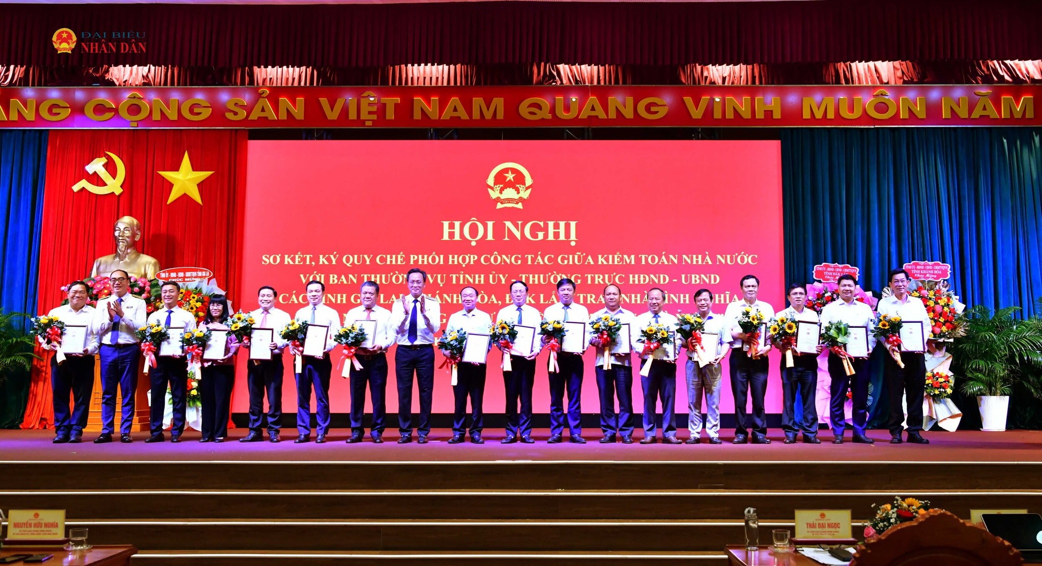 Trao kỷ niệm chương