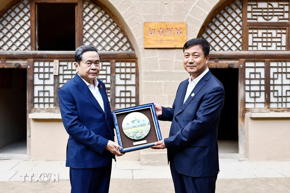 Chủ tịch Quốc hội Trần Thanh Mẫn tặng quà lưu niệm cho lãnh đạo Khu di tích Lương Gia Hà