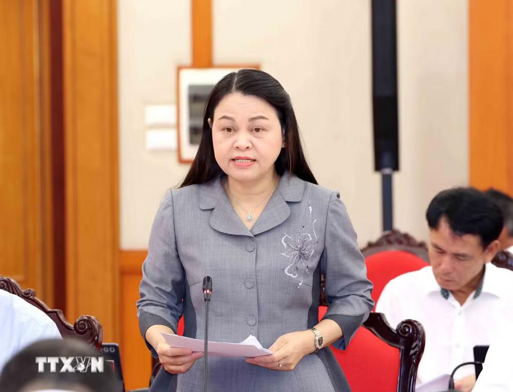 Đồng chí Nguyễn Thị Thu Hà, Ủy viên Trung ương Đảng, Phó Chánh Văn phòng Thường trực Văn phòng Trung ương Đảng trình bày báo cáo tại hội nghị. (