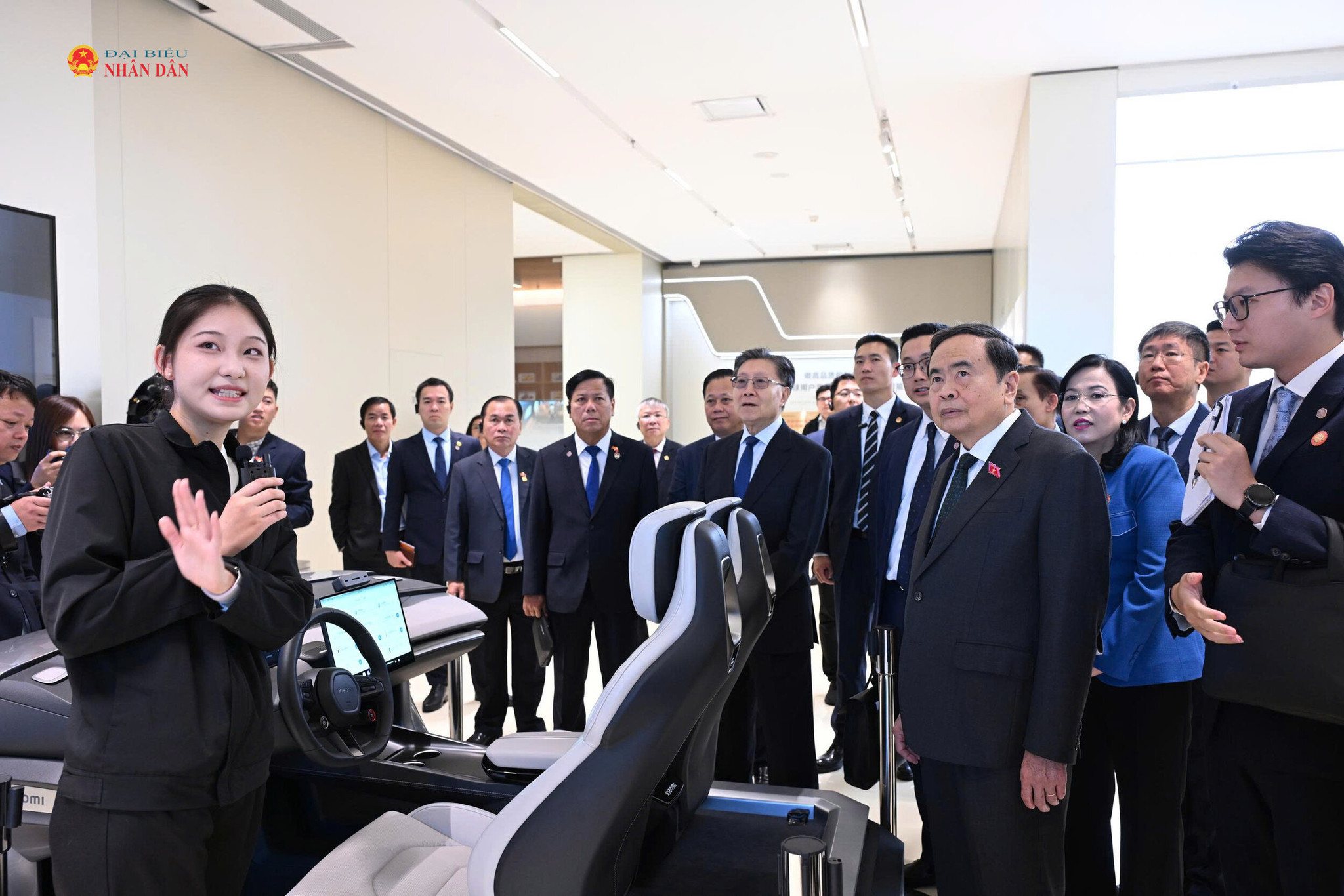 Chủ tịch Quốc hội Trần Thanh Mẫn và Đoàn nghe giới thiệu các sản phẩm trưng bày tại Siêu nhà máy xe điện Xiaomi