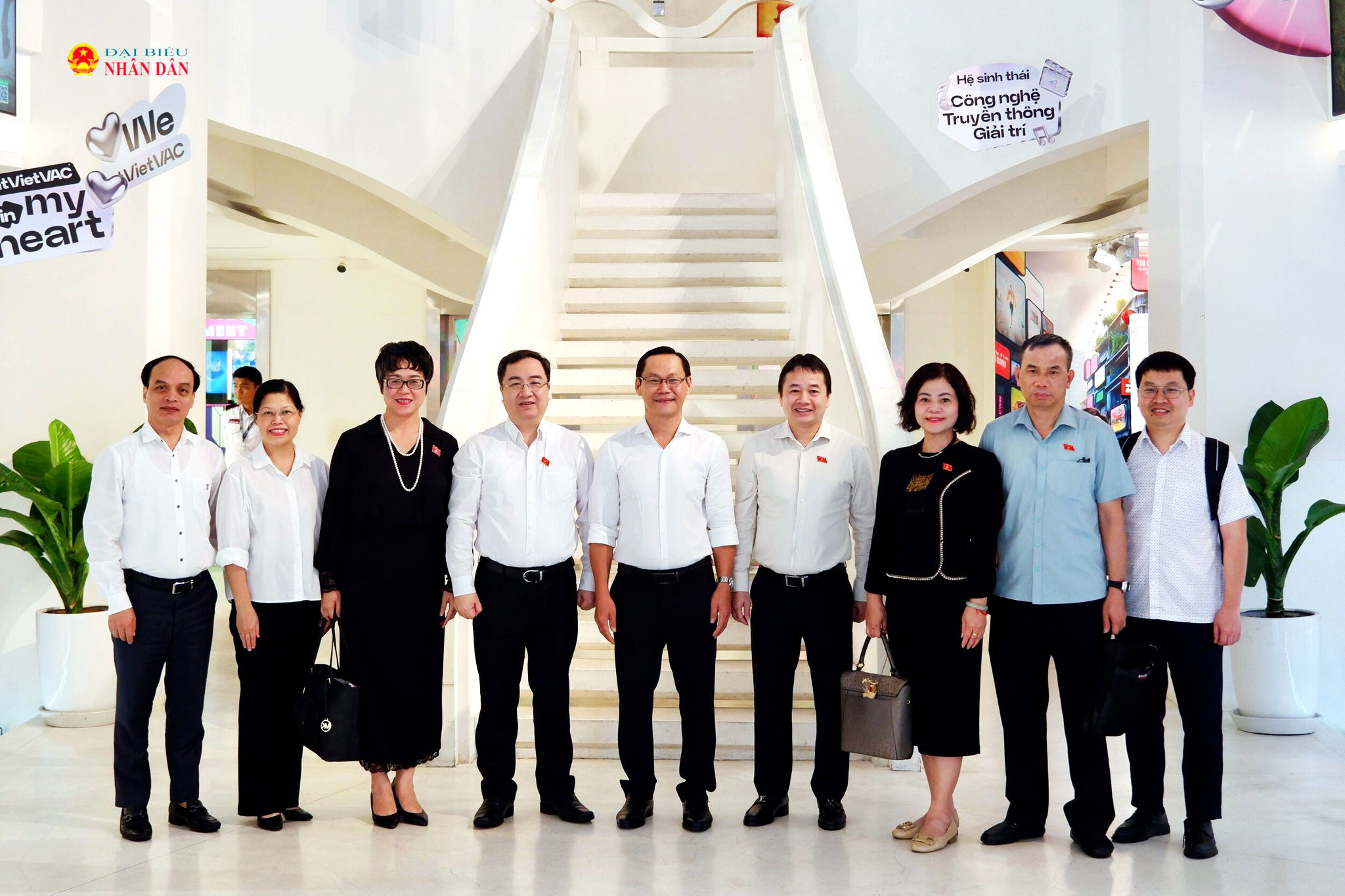 Phó Chủ nhiệm Ủy ban Văn hóa và Xã hội Đặng Xuân Phương cùng các đại biểu tại DatViet VAC Group Holdings