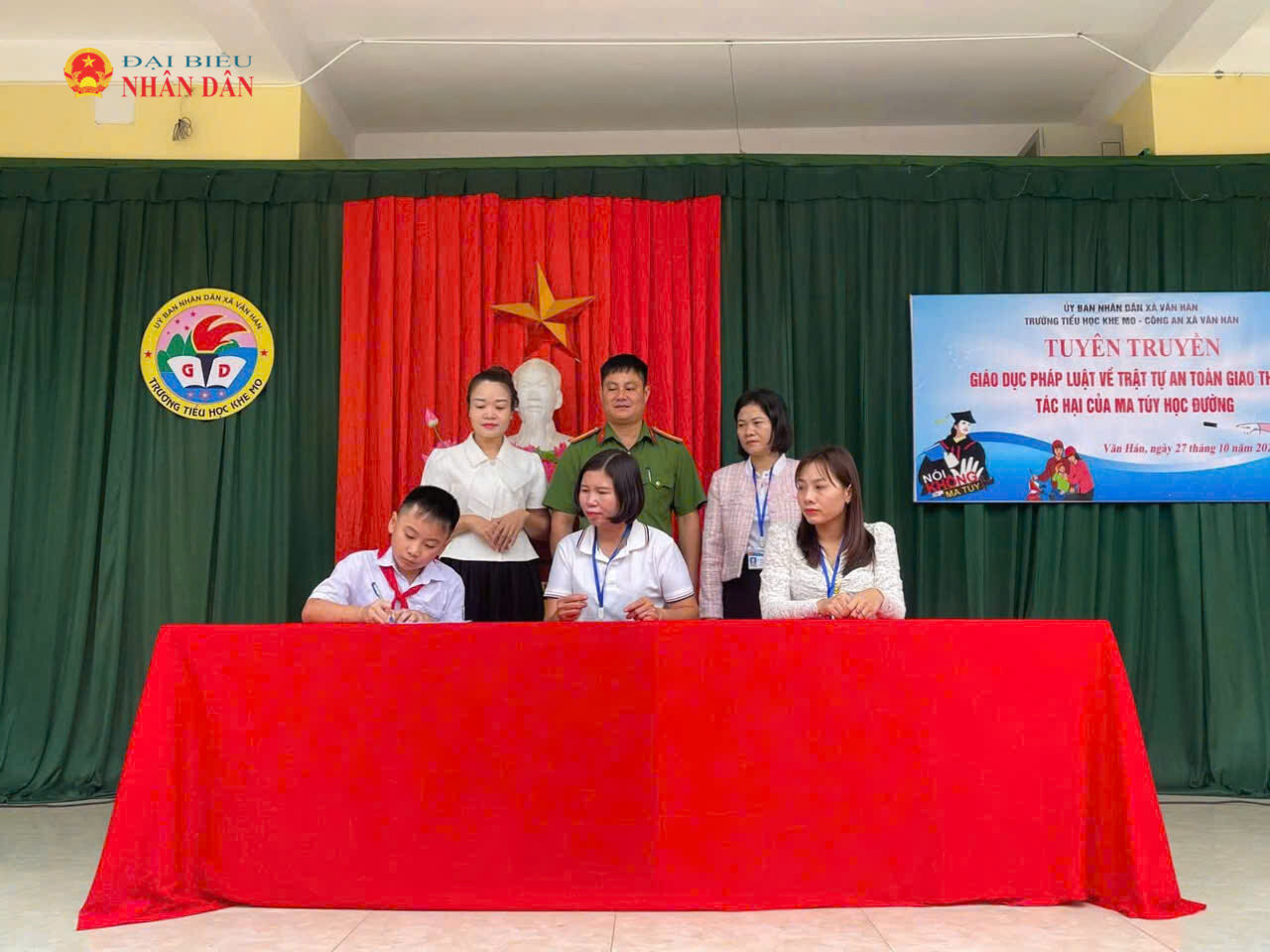 Lực lượng Công an xã Văn Hán tổ chức tuyên truyền giáo dục pháp luật, phòng, chống ma túy tại các trường học trên địa bàn xã. Ảnh: Đồng Thưởng.
