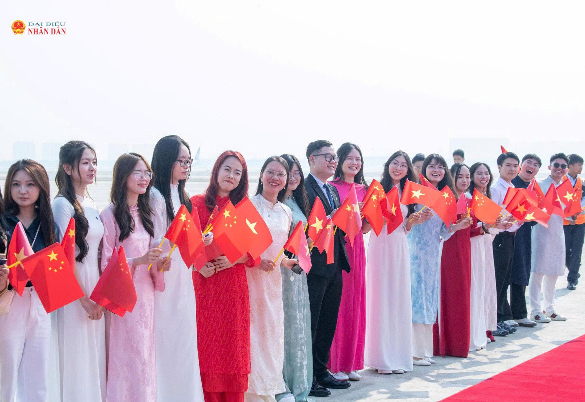 Sinh viên Việt Nam đang học tập tại Thiểm Tây, Trung Quốc tiễn Chủ tịch Quốc hội Trần Thanh Mẫn và Đoàn đại biểu cấp cao Việt Nam tại sân bay Hàm Dương Tây An