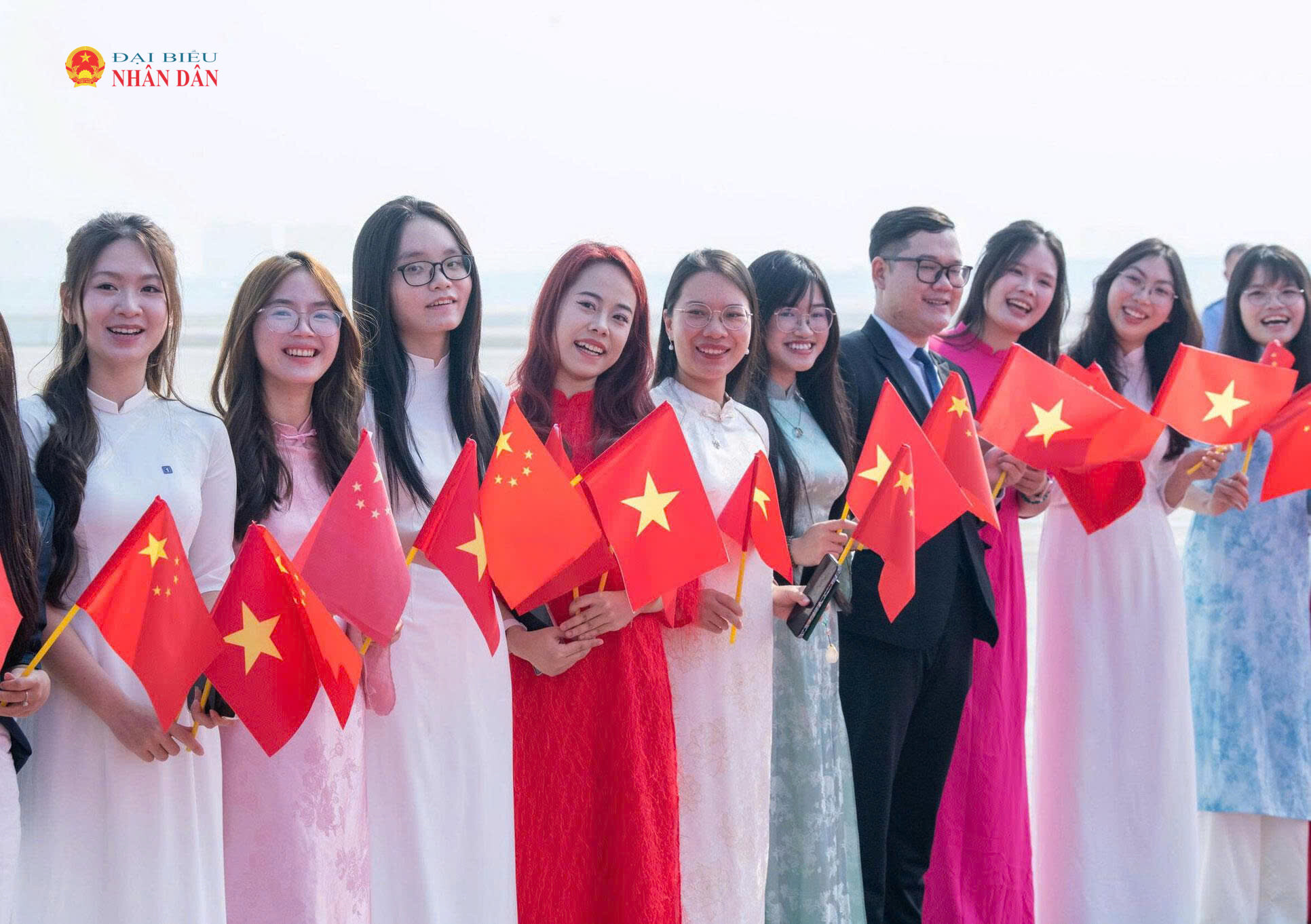 Sinh viên Việt Nam đang học tập tại Thiểm Tây, Trung Quốc tiễn Chủ tịch Quốc hội Trần Thanh Mẫn và Đoàn đại biểu cấp cao Việt Nam tại sân bay Hàm Dương Tây An