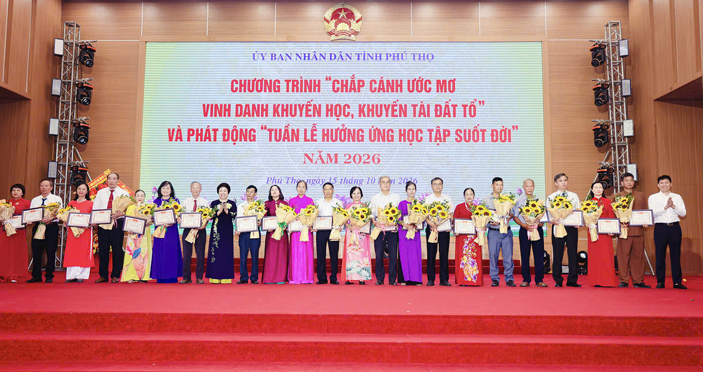 Vinh danh những người có nhiều đóng góp cho công tác khuyến học