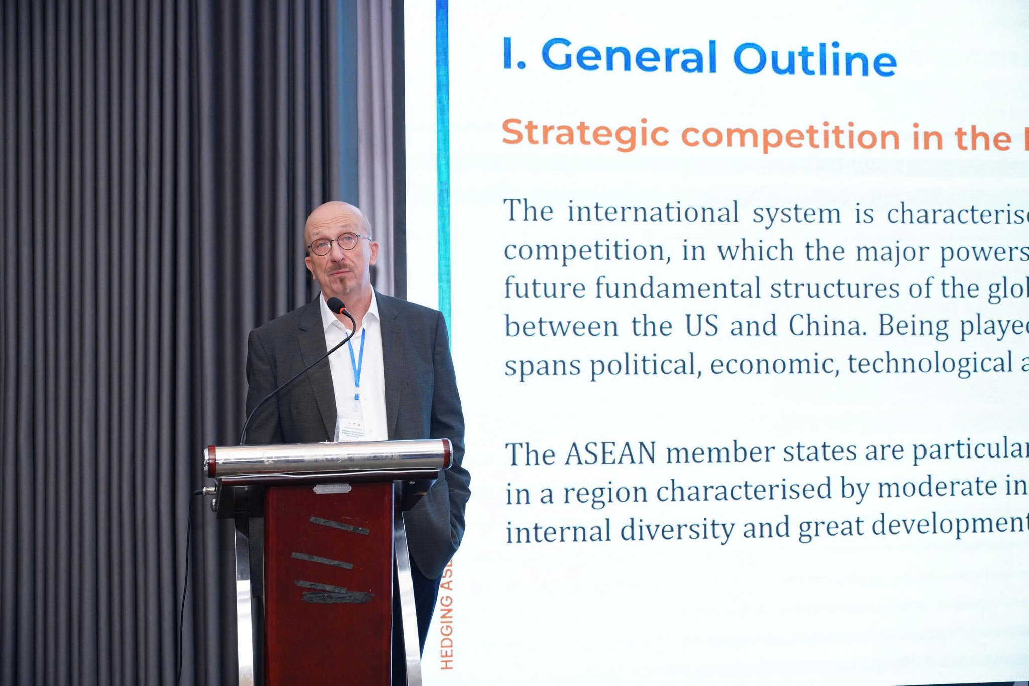 GS.TS Detlef Briesen - Đại học Justus Liebig Giessen, Đức trình bày báo cáo đề dẫn