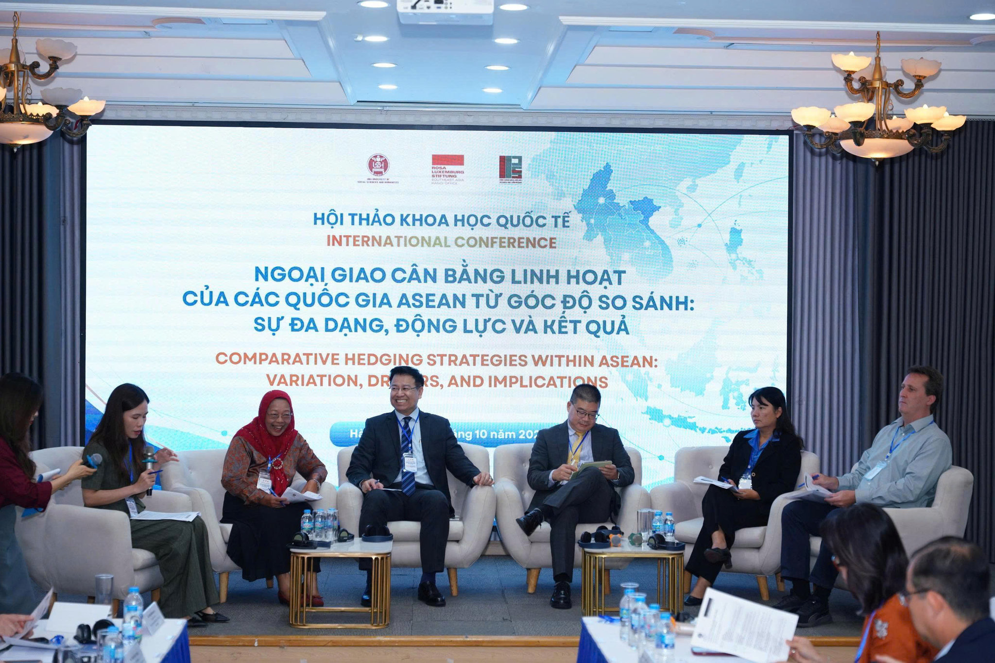 Các học giả tham gia phiên thảo luận