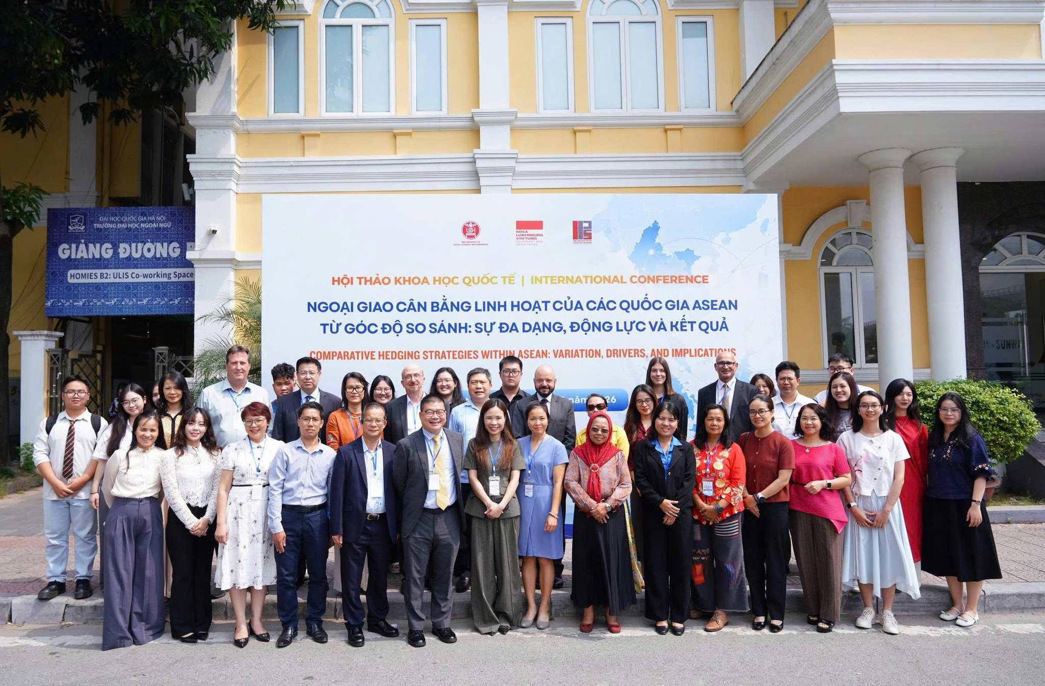 Các học giả tham gia Hội thảo khoa học quốc tế chụp ảnh lưu niệm