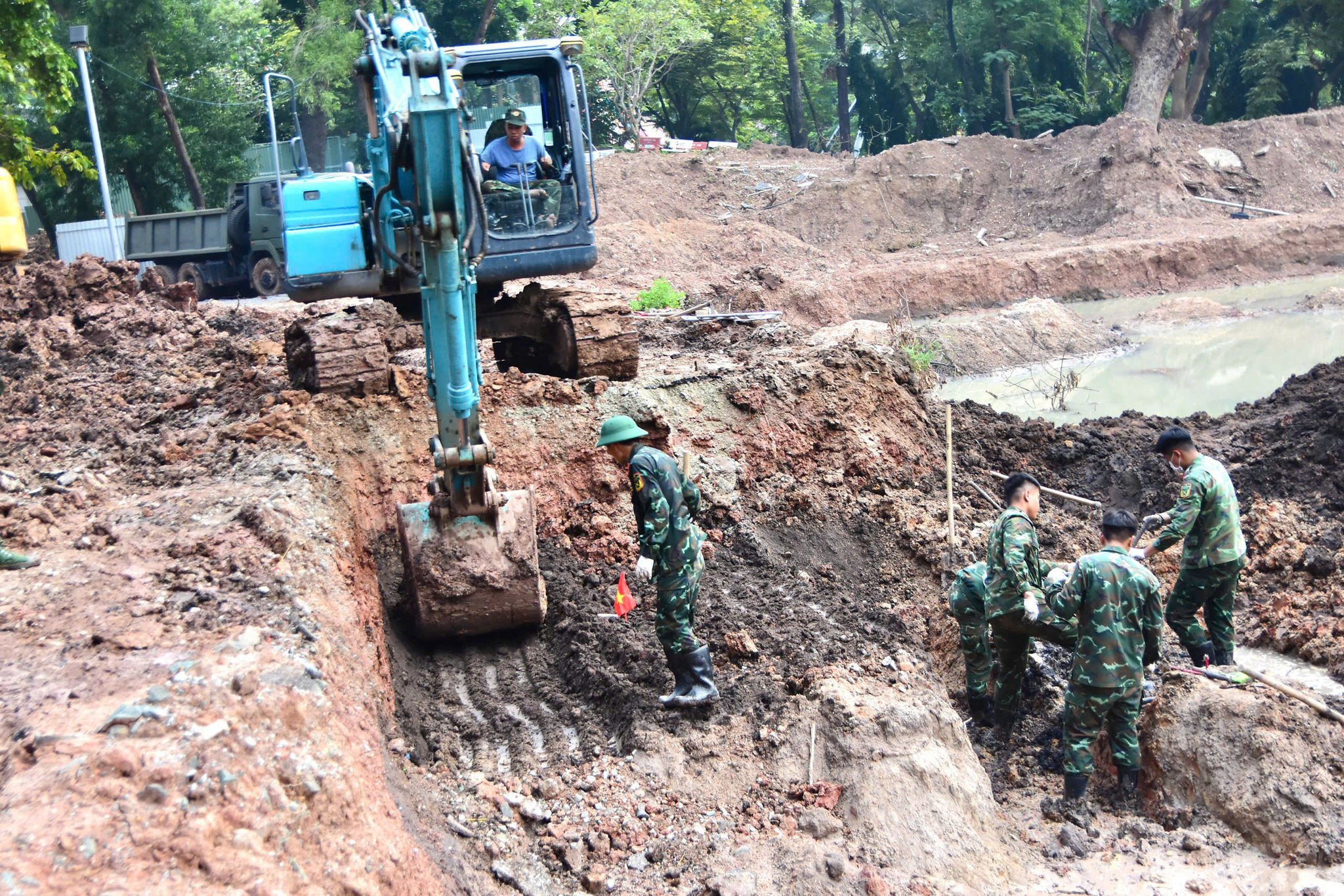 Lực lượng làm nhiệm vụ đã xử lý hơn 300m³ đất, tiếp tục mở rộng phạm vi tìm kiếm tại Khu B