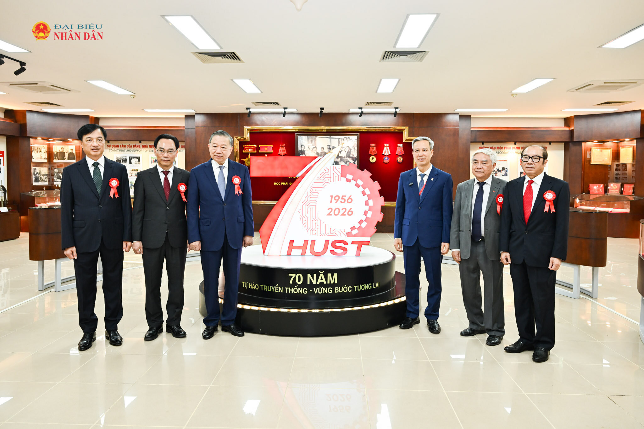 Tổng Bí thư, Chủ tịch nước thăm phòng truyền thống Đại học Bách khoa Hà Nội