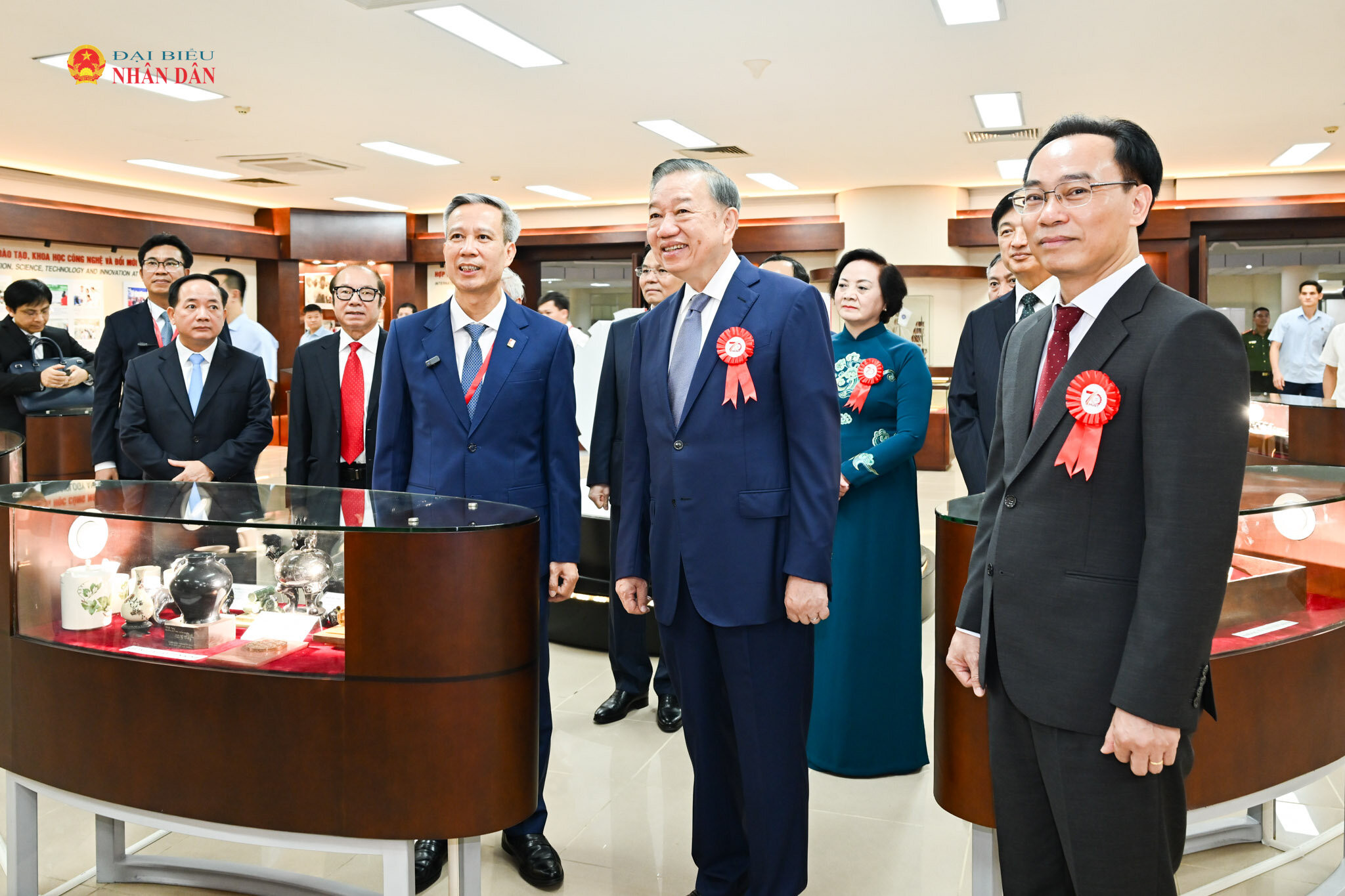 Tổng Bí thư, Chủ tịch nước thăm phòng truyền thống Đại học Bách khoa Hà Nội