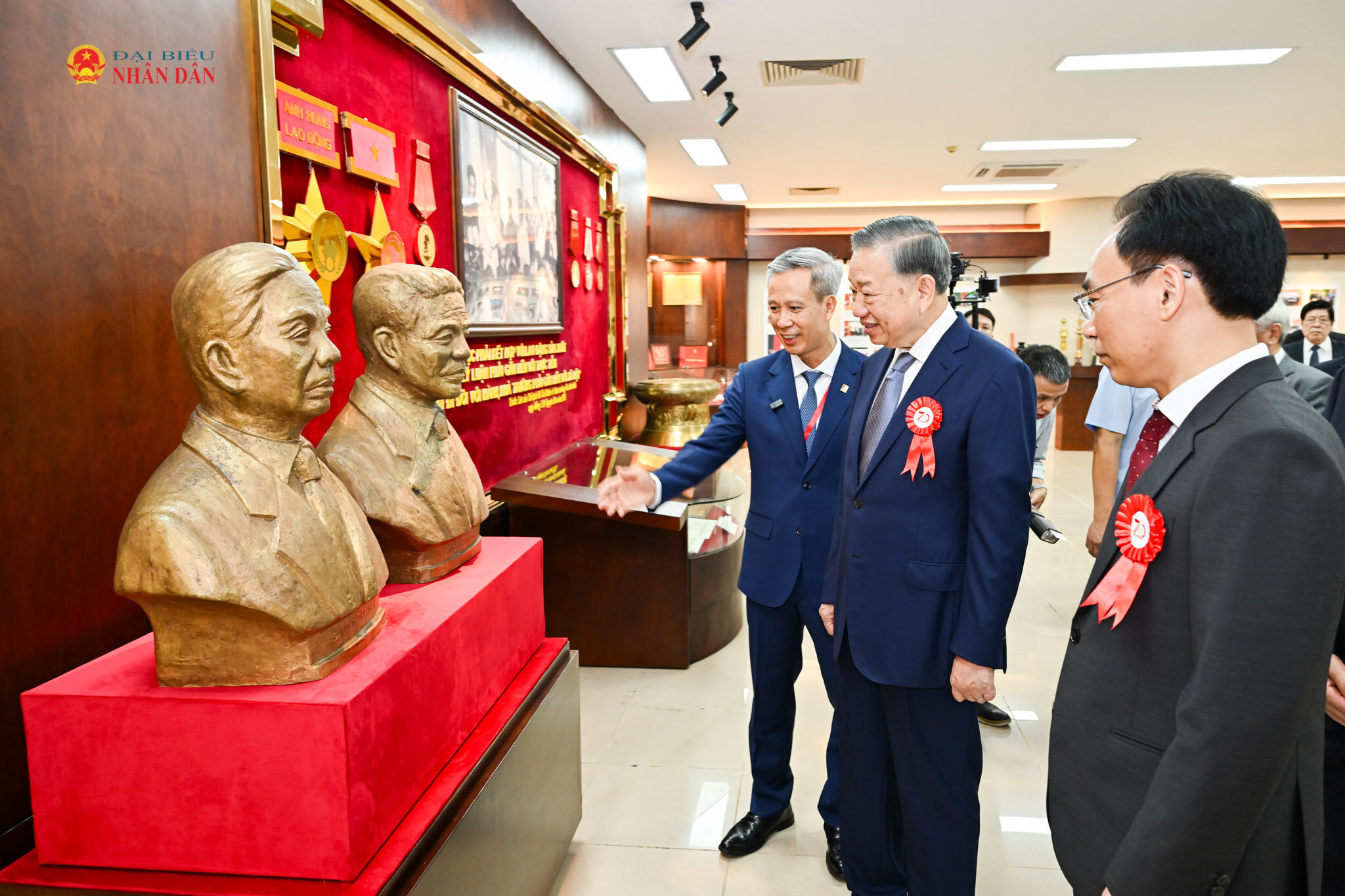 Tổng Bí thư, Chủ tịch nước thăm phòng truyền thống Đại học Bách khoa Hà Nội