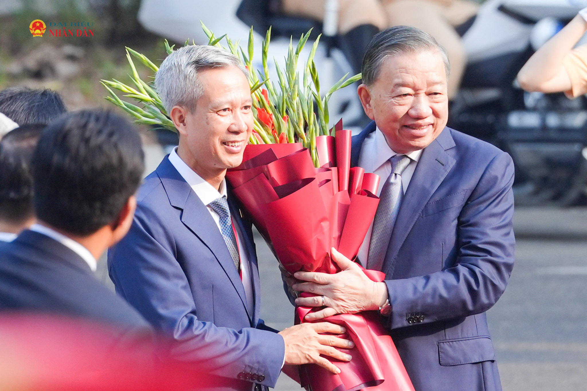 Bí thư Đảng ủy, Giám đốc Đại học Bách khoa Hà Nội GS. Lê Anh Tuấn tặng hoa Tổng Bí thư, Chủ tịch nước Tô Lâm