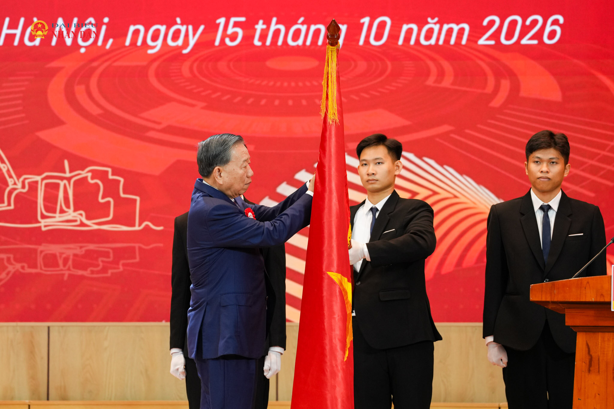 Tổng Bí thư, Chủ tịch nước Tô Lâm trao Huân chương Lao động hạng Nhất cho Đại học Bách khoa Hà Nội.