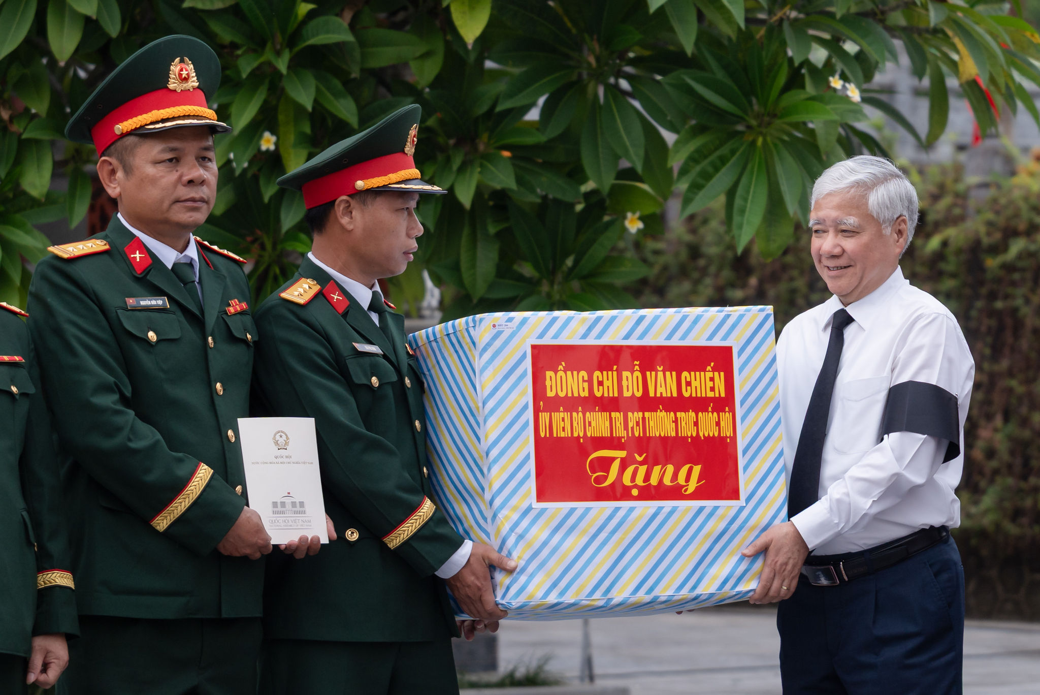 Phó Chủ tịch Thường trực Quốc hội Đỗ Văn Chiến trao quà tặng Đội tìm kiếm quy tập hài cốt liệt sĩ