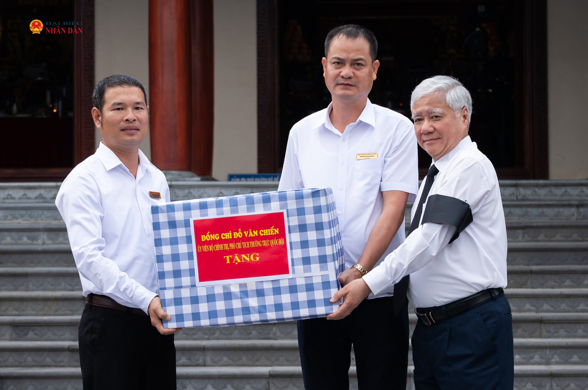Phó Chủ tịch Thường trực Quốc hội Đỗ Văn Chiến trao quà tặng Ban Quản lý Nghĩa trang Liệt sĩ Vị Xuyên