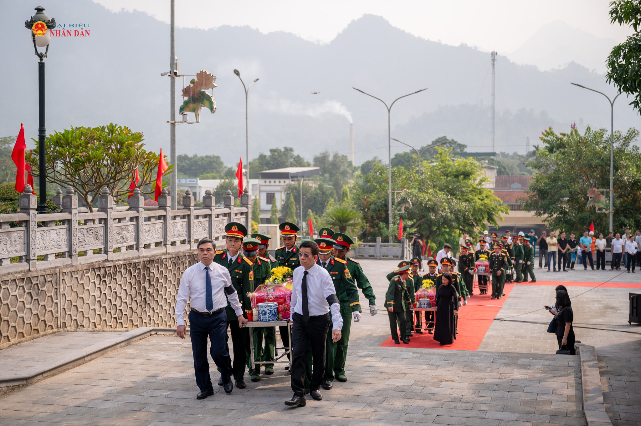 Các đại biểu di quan hài cốt liệt sĩ