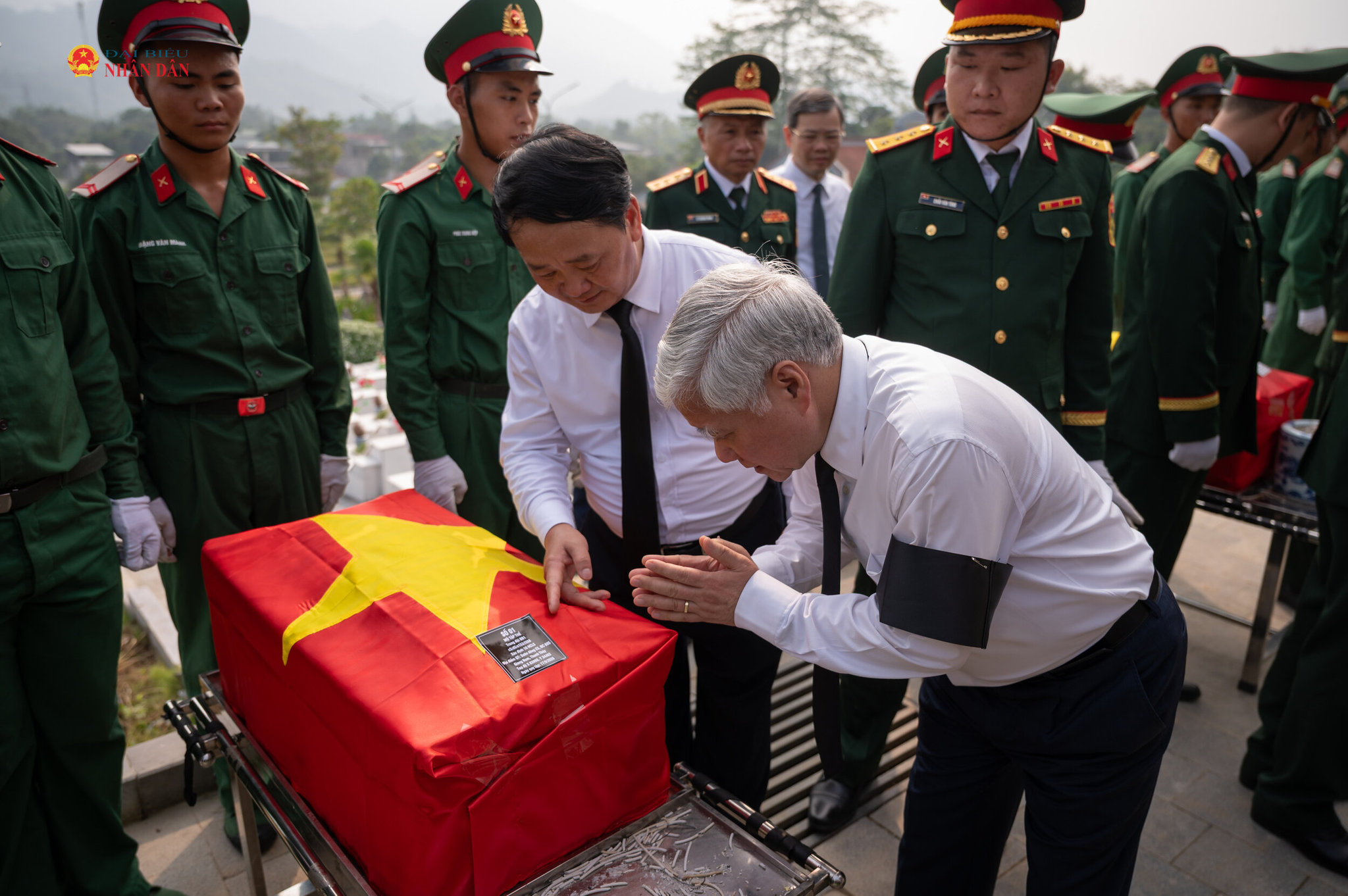 Phó Chủ tịch Thường trực Quốc hội Đỗ Văn Chiến và Bí thư Tỉnh ủy Tuyên Quang Hầu A Lềnh chứng kiến nghi thức an táng hài cốt liệt sĩ