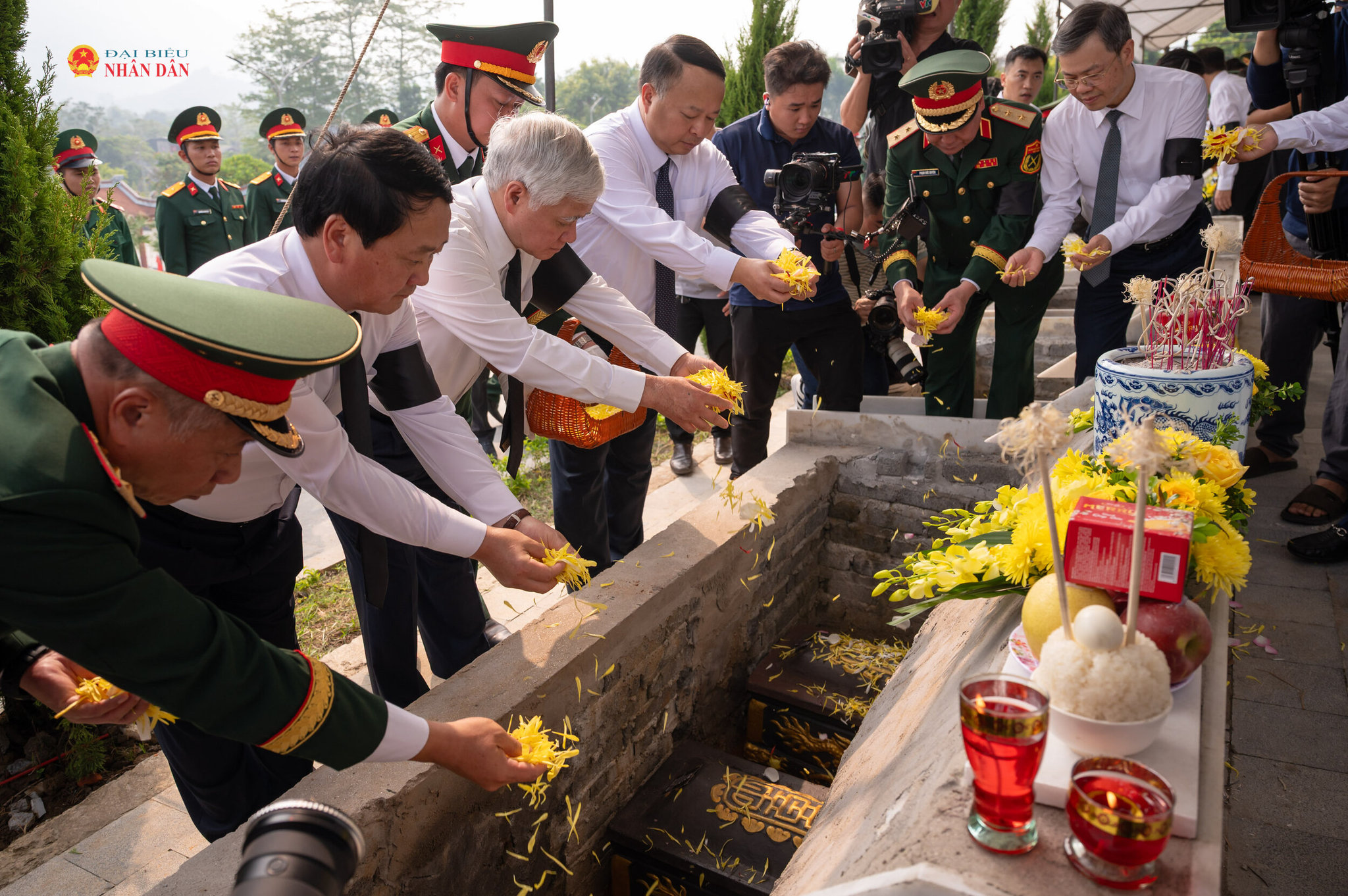 Phó Chủ tịch Thường trực Quốc hội Đỗ Văn Chiến và Bí thư Tỉnh ủy Tuyên Quang Hầu A Lềnh tiễn đưa hài cốt liệt sĩ