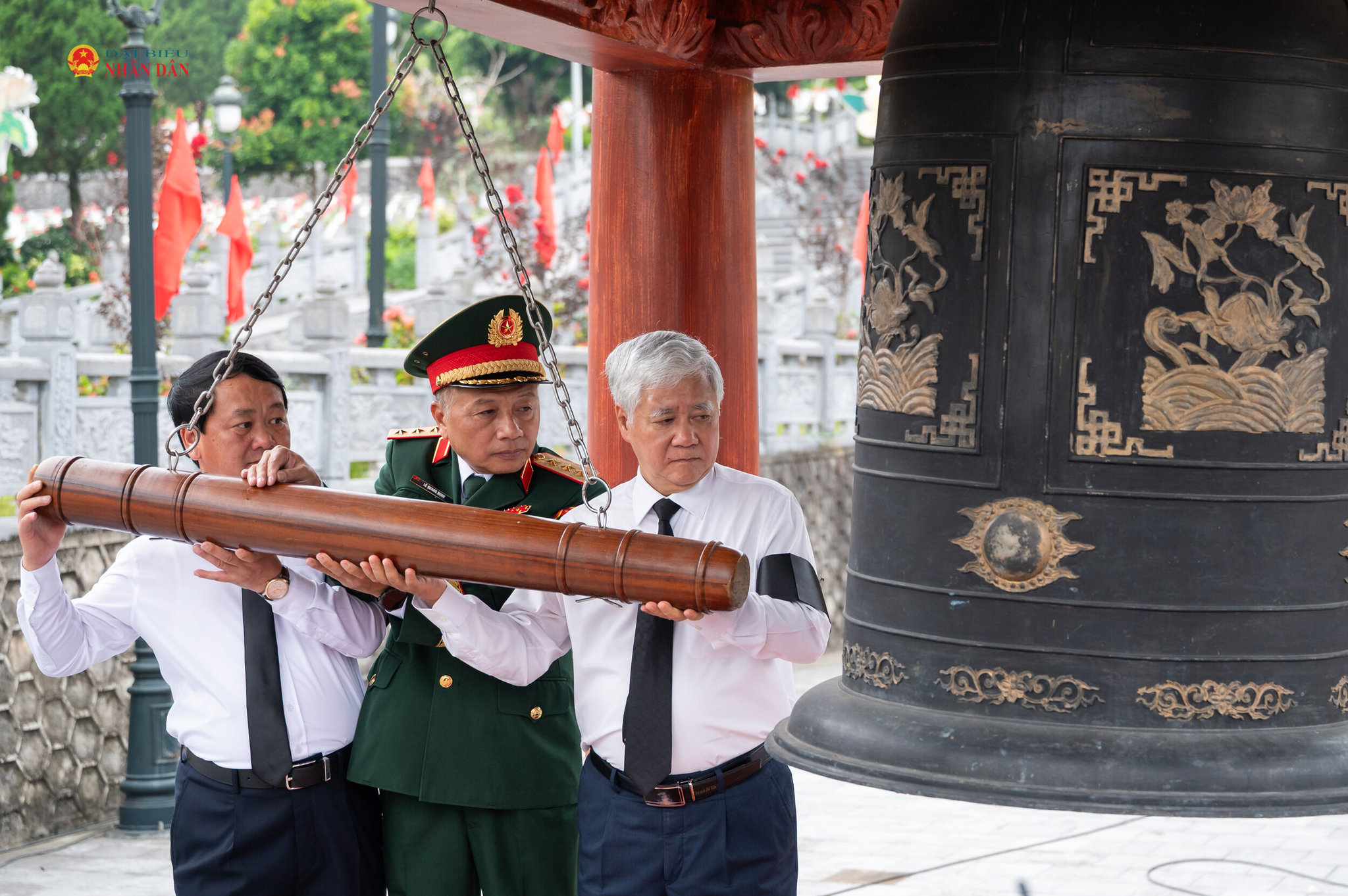 Phó Chủ tịch Thường trực Quốc hội Đỗ Văn Chiến, Bí thư Tỉnh ủy Tuyên Quang Hầu A Lềnh và Phó Chủ nhiệm Tổng cục Chính trị Quân đội nhân dân Việt Nam, Thượng tướng Lê Quang Minh thực hiện nghi thức Thỉnh chuông