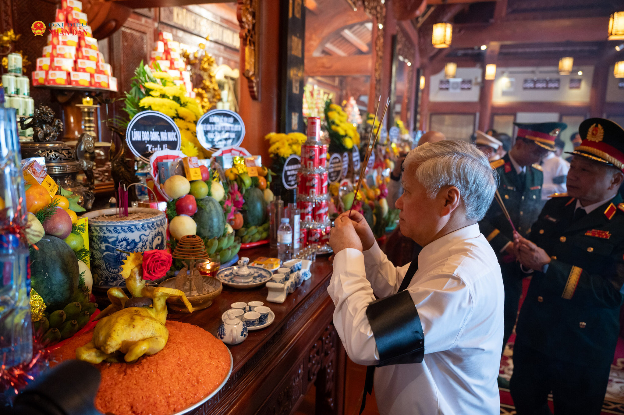Phó Chủ tịch Thường trực Quốc hội Đỗ Văn Chiến dâng hương, kính lễ tại Đền thờ liệt sĩ, Nghĩa trang Liệt sĩ Vị Xuyên