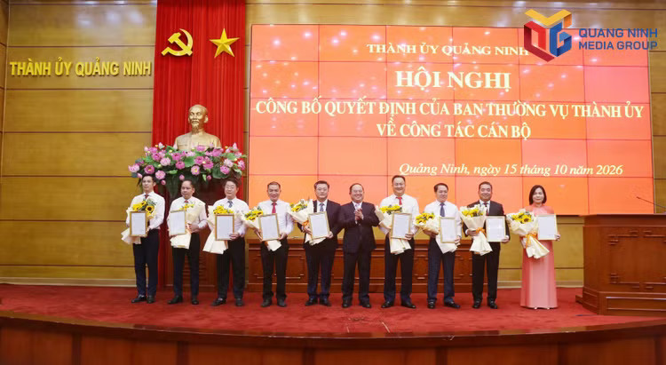 Bí thư Thành ủy, Trưởng Đoàn ĐBQH thành phố Quảng Ninh Quản Minh Cường trao quyết định cho các cán bộ được điều động, phân công nhận nhiệm vụ mới