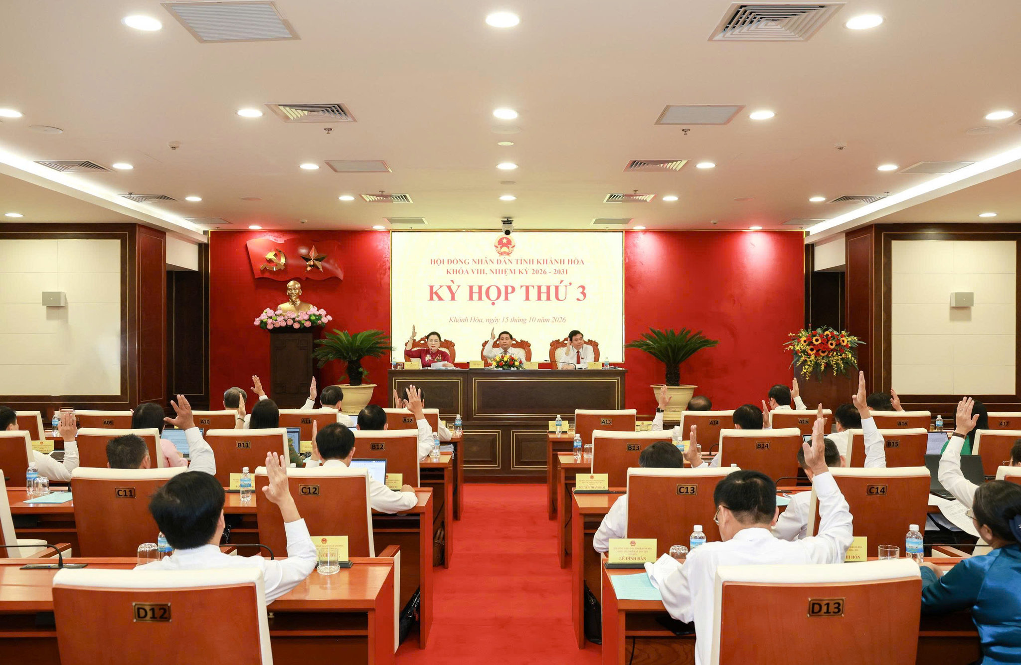 Các đại biểu biểu quyết thông qua các nghị quyết.