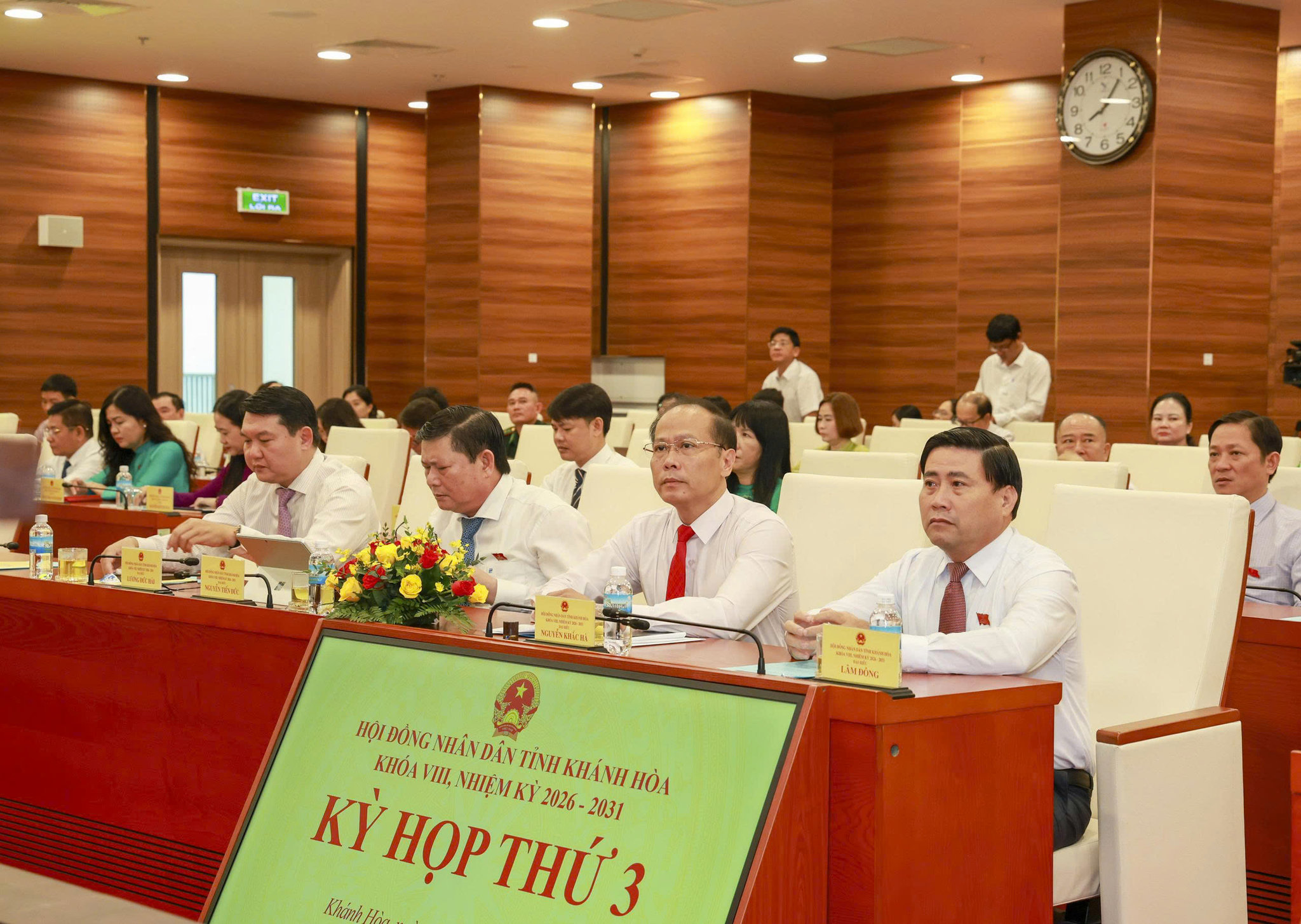 Phó Bí thư Tỉnh ủy, Chủ tịch HĐND tỉnh Khánh Hòa Lâm Đông, Phó Bí thư Tỉnh ủy, Chủ tịch Ủy ban MTTQ Việt Nam tỉnh Nguyễn Khắc Hà và đại biểu tham dự kỳ họp