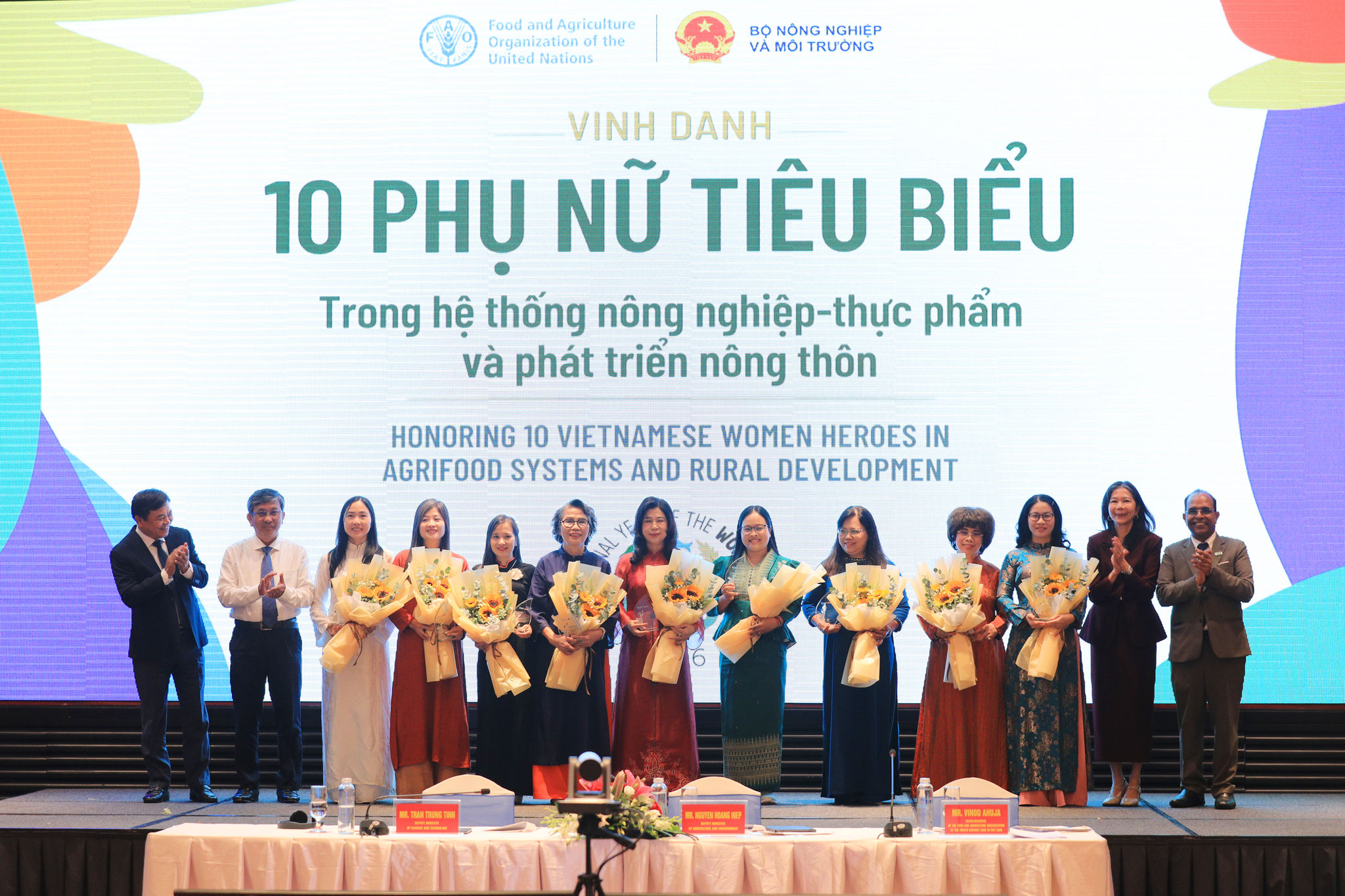 10 phụ nữ tiêu biểu được tôn vinh vì những đóng góp trong sản xuất nông nghiệp, phát triển doanh nghiệp và chuỗi giá trị nông sản, nghiên cứu khoa học, ứng dụng công nghệ, khuyến nông và quản lý