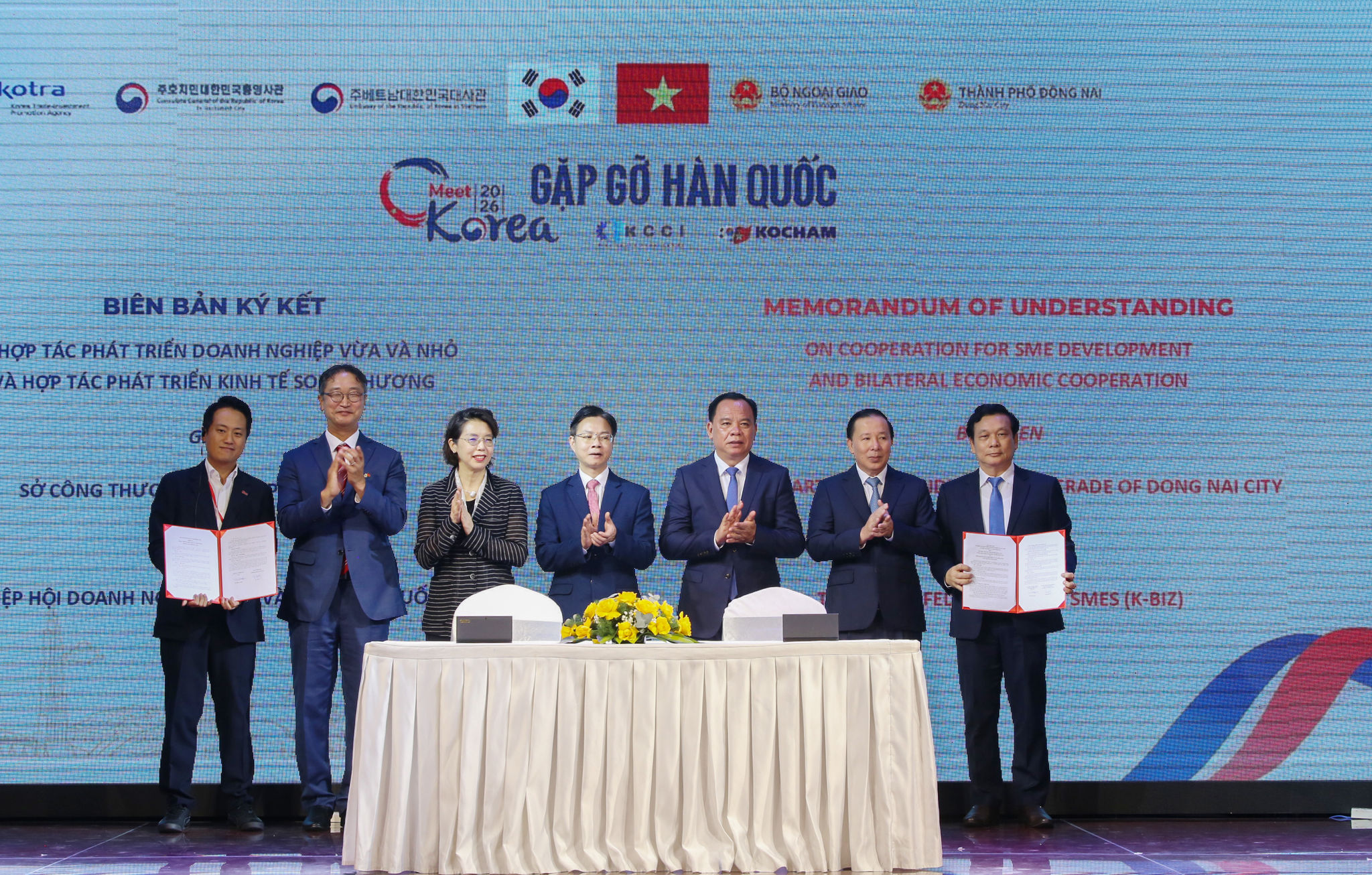 Lãnh đạo Bộ Ngoại giao, TP. Đồng Nai và Đại sứ Hàn Quốc tại Việt Nam Lee Miyon chứng kiến ký Bản ghi nhớ hợp tác lĩnh vực công thương giữa TP. Đồng Nai với đối tác Hàn Quốc