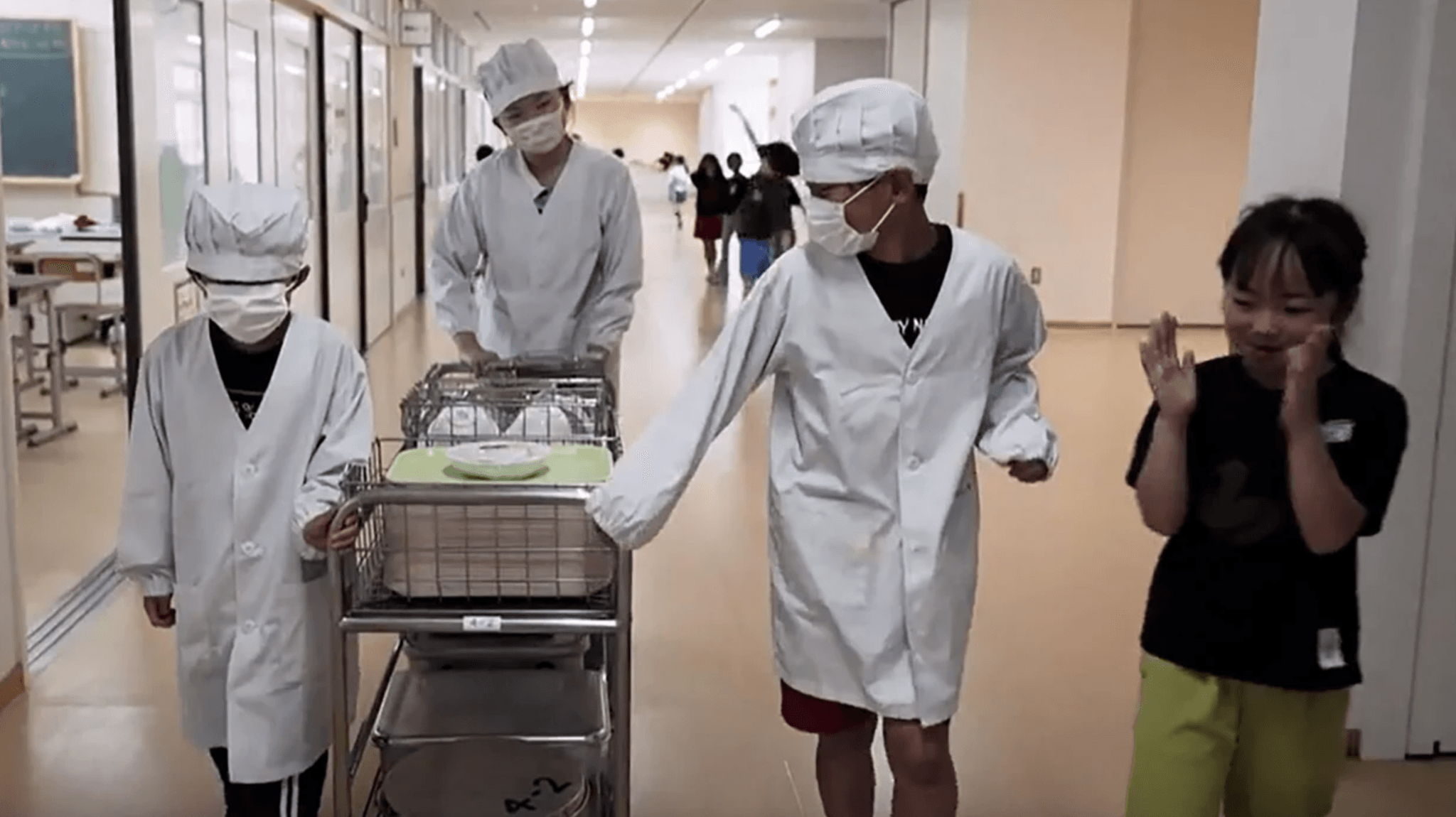 Các em học sinh sẽ cùng đẩy thức ăn đến từng lớp học