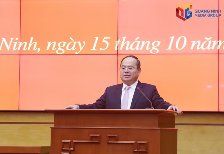 Bí thư Thành ủy, Trưởng Đoàn ĐBQH thành phố Quảng Ninh Quản Minh Cường phát biểu chỉ đạo tại hội nghị