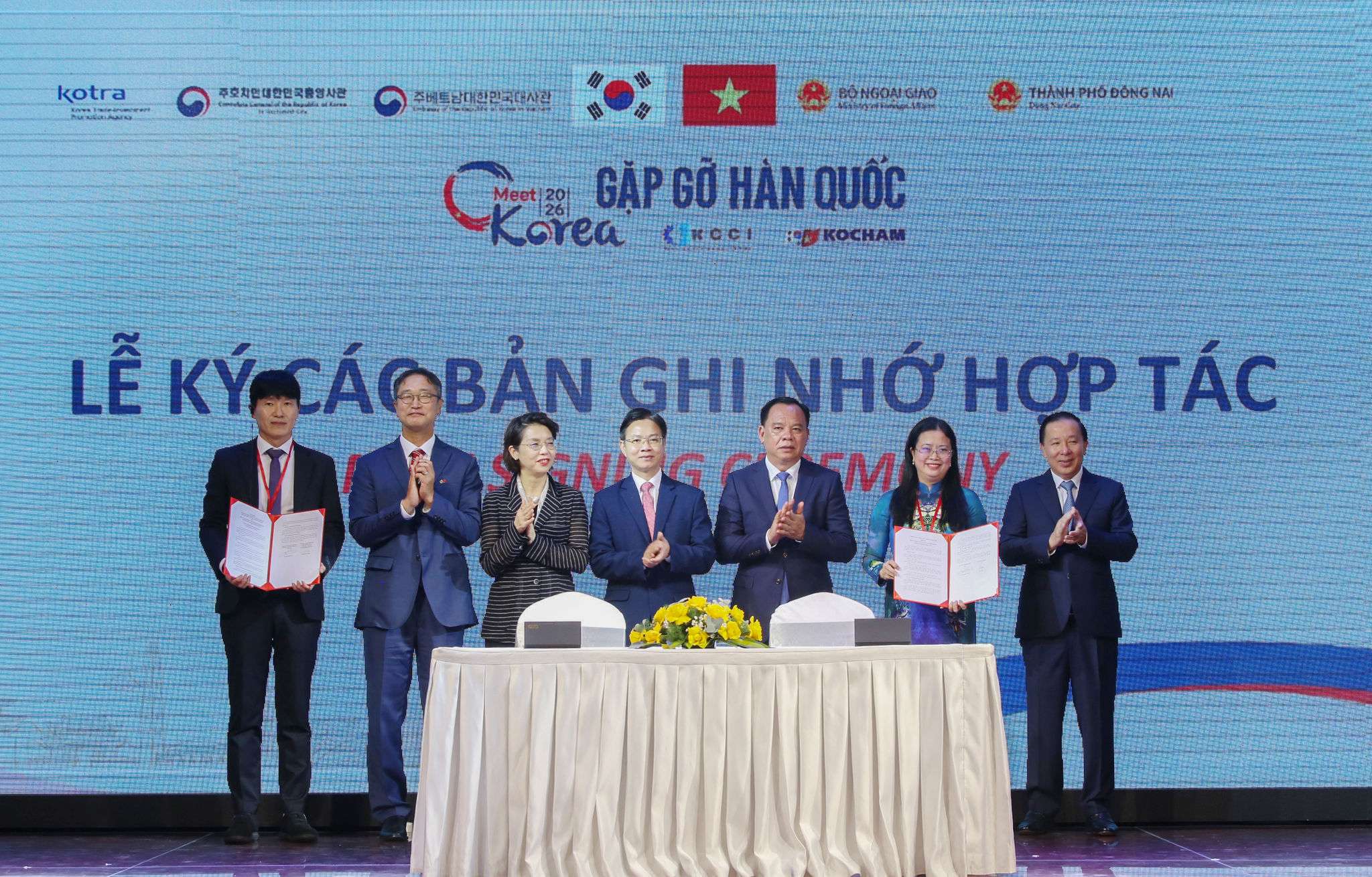 Lãnh đạo Bộ Ngoại giao, TP. Đồng Nai và Đại sứ Hàn Quốc tại Việt Nam Lee Miyon chứng kiến ký Bản ghi nhớ hợp tác lĩnh vực văn hóa giữa TP. Đồng Nai với đối tác Hàn Quốc