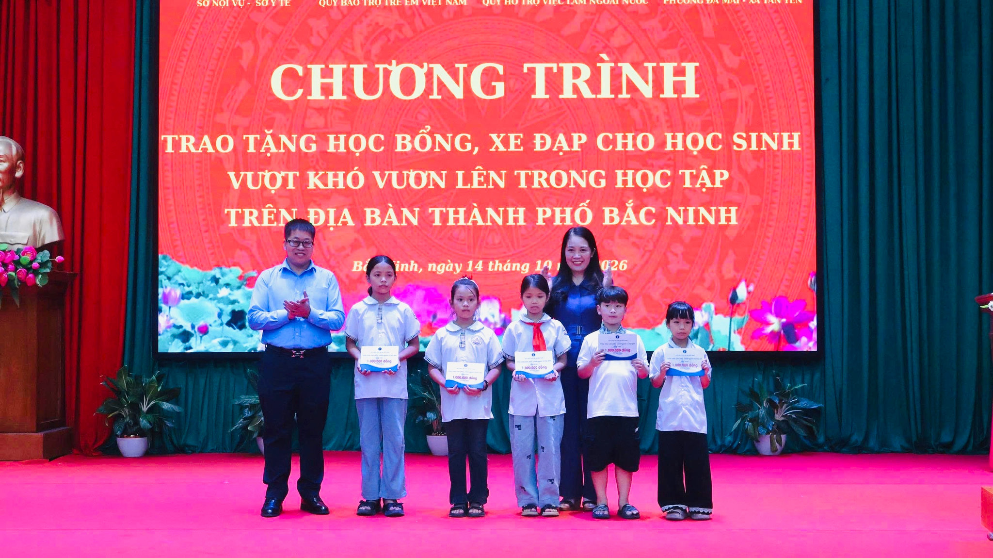 Phó giám đốc Sở Y tế thành phố Bắc Ninh Nguyễn Thanh Bình trao học bổng cho học sinh có hoàn cảnh khó khăn