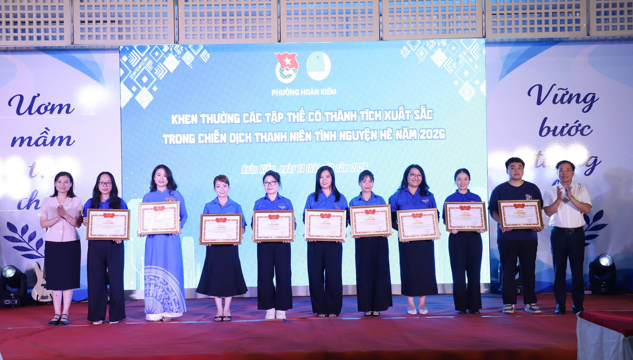 Ban tổ chức khen thưởng các tập thể có thành tích xuất sắc trong chiến dịch thanh niên tình nguyện hè năm 2026. (
