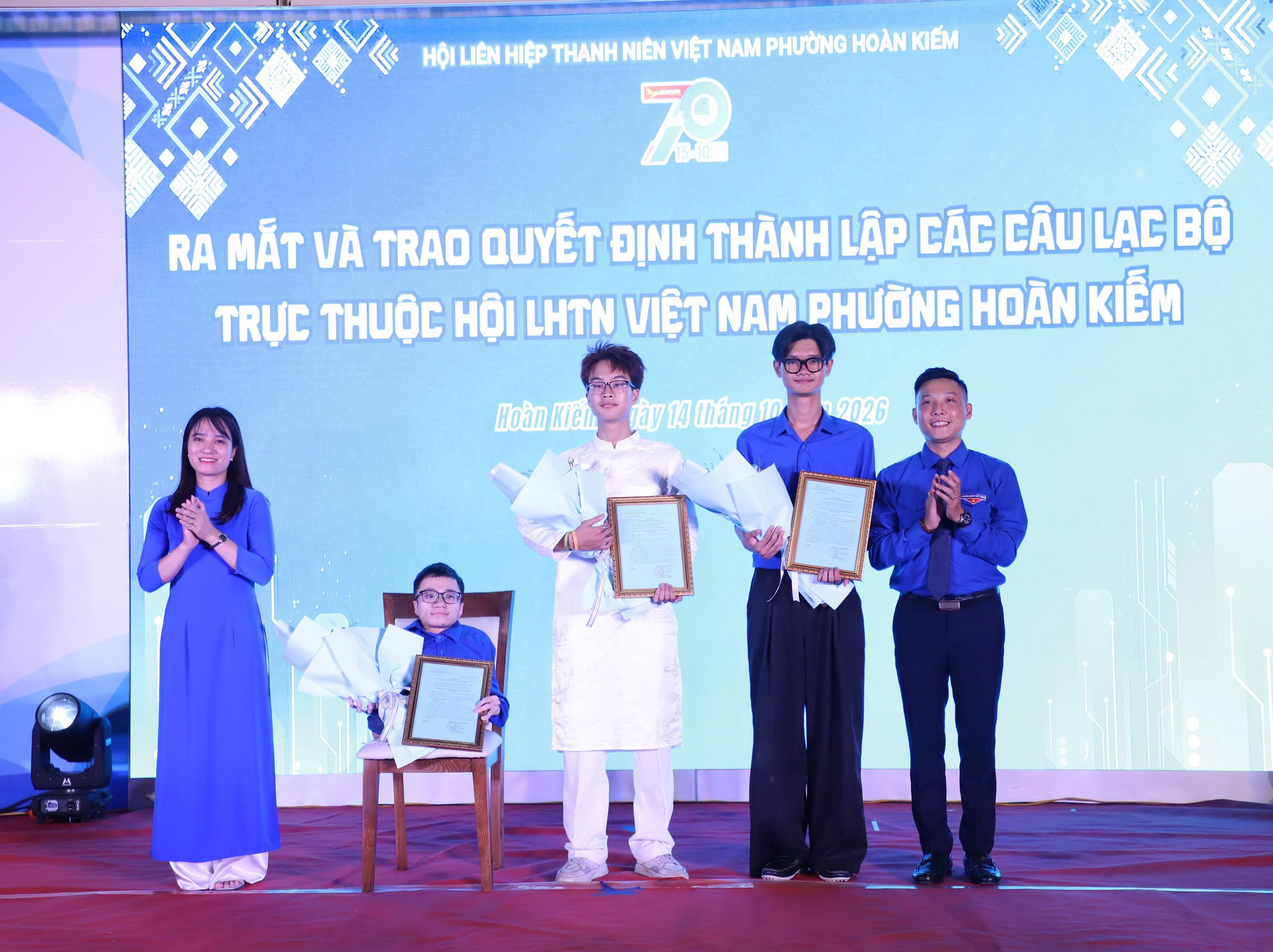 Đại diện Hội LHTN Việt Nam phường Hoàn Kiếm trao quyết định thành lập 3 câu lạc bộ trực thuộc Hội. (