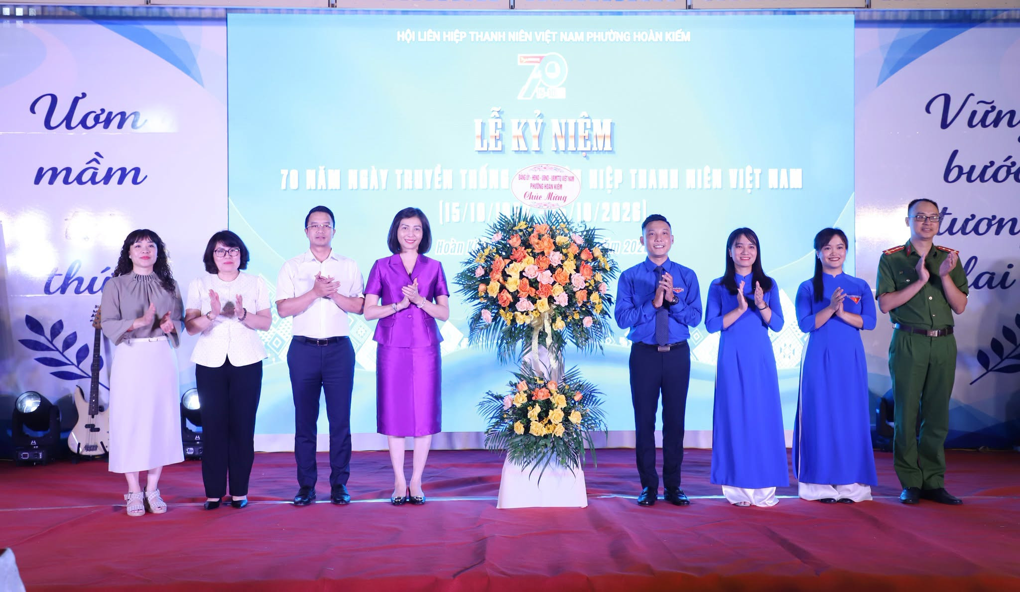 Đảng ủy - HĐND - UBND - UB MTTQ VN phường Hoàn Kiếm tặng hoa chúc mừng Hội LHTN Việt Nam phường. (
