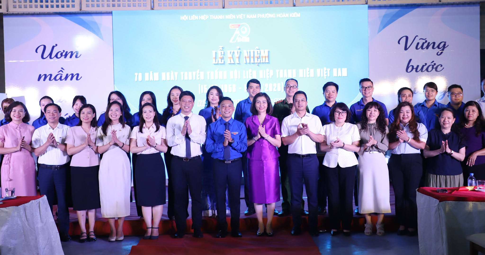Các đại biểu chụp ảnh lưu niệm tại chương trình. (