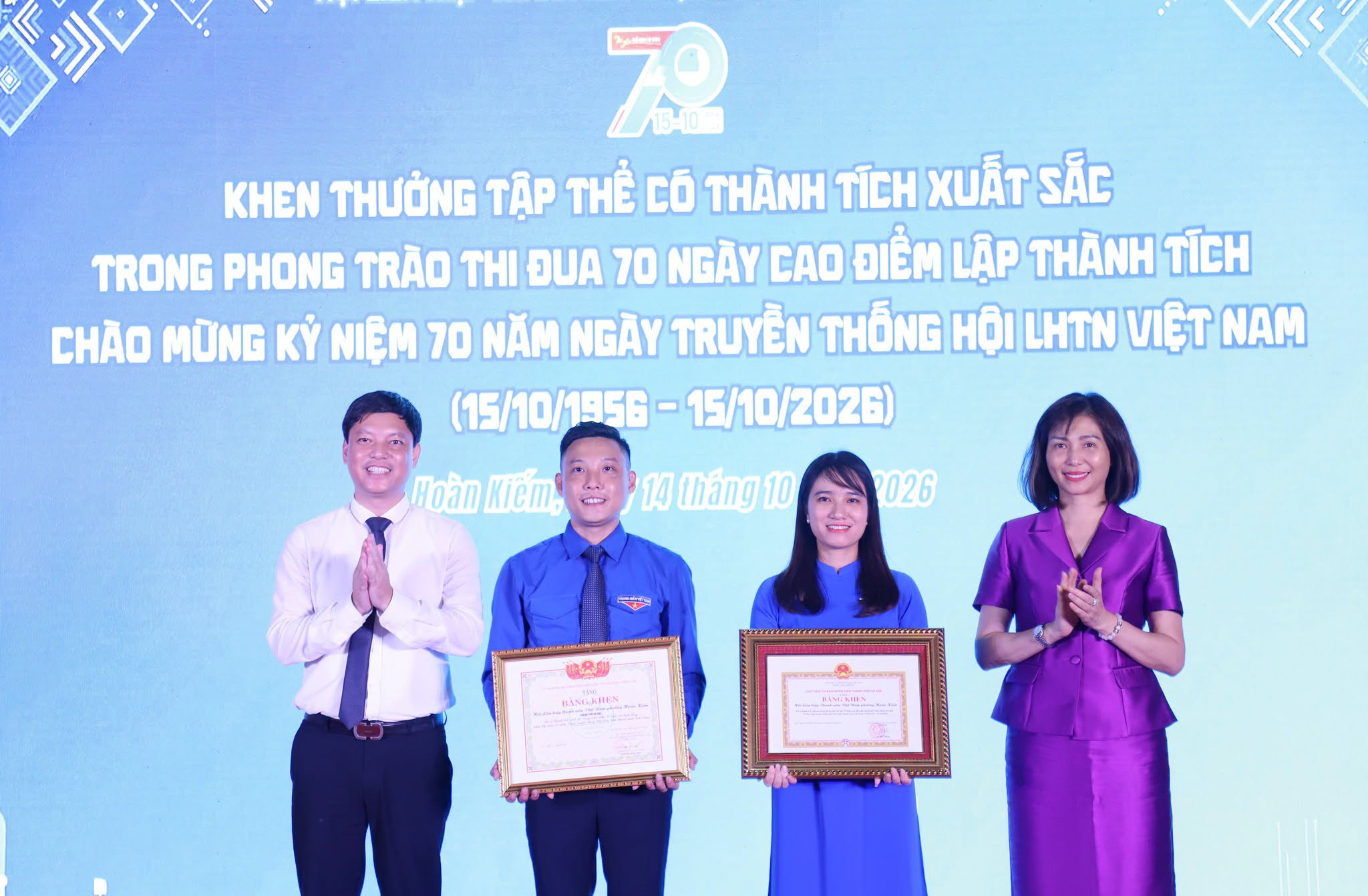 Đại diện lãnh đạo Hội LHTN Việt Nam và Đảng ủy phường Hoàn Kiếm trao bằng khen tặng Hội LHTN Việt Nam phường Hoàn Kiếm với thành tích xuất sắc trong phong trào thi đua 70 ngày cao điểm lập thành tích chào mừng lễ kỷ niệm. (