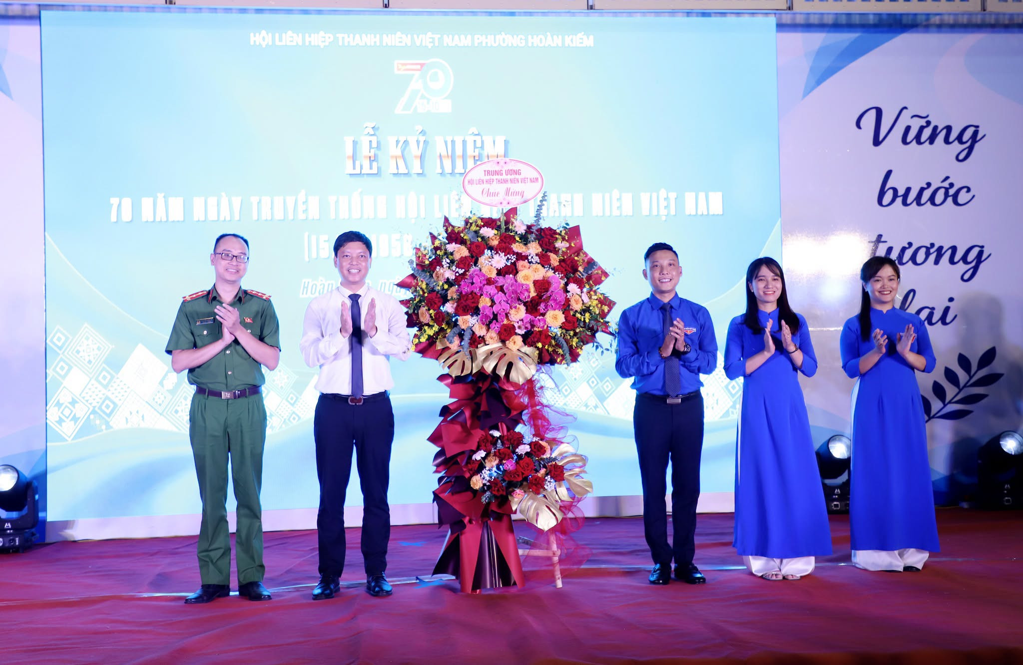 Đại diện lãnh đạo Hội LHTN Việt Nam tặng hoa chúc mừng Hội LHTN Việt Nam phường Hoàn Kiếm. (