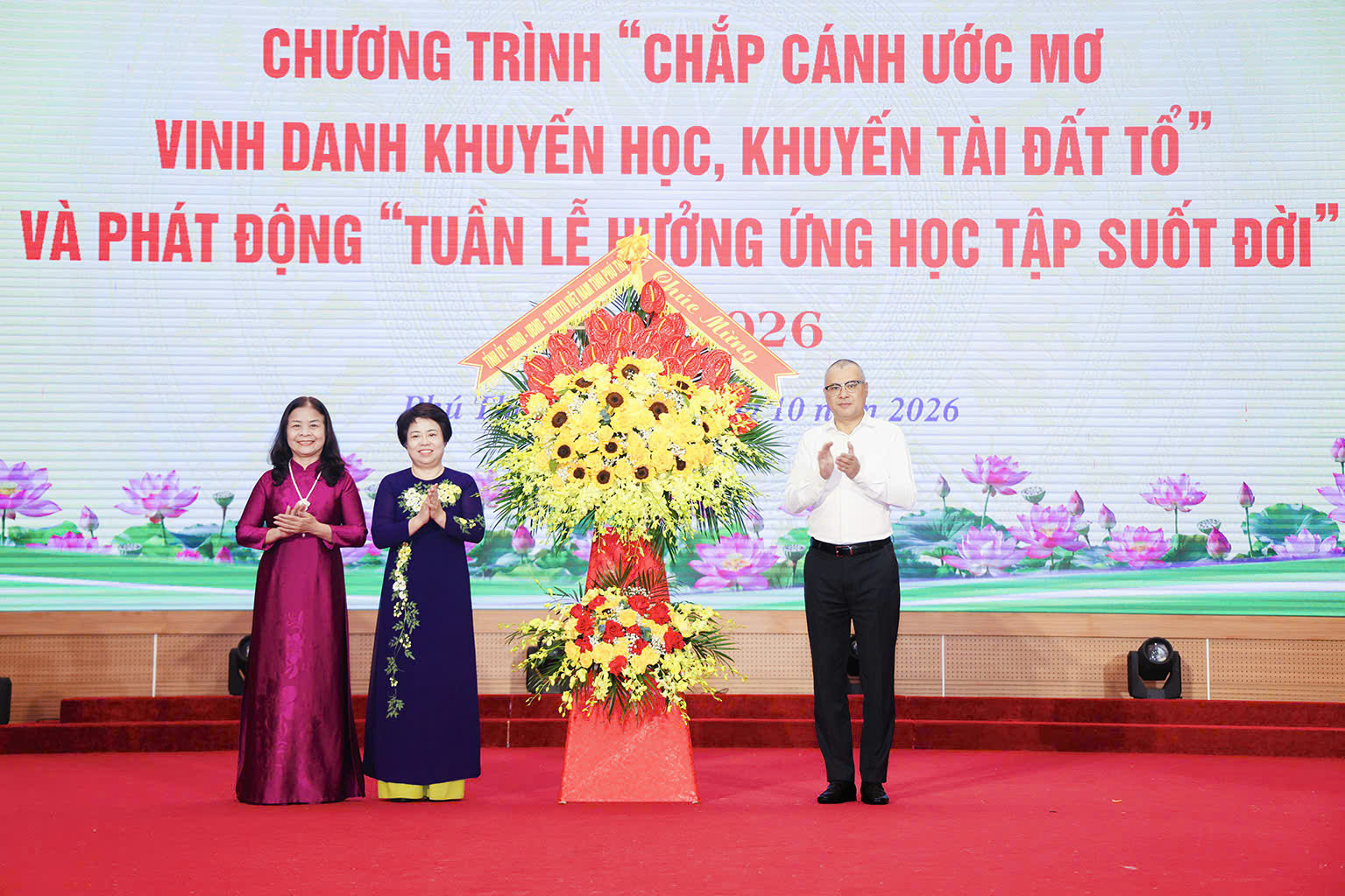 Bí thư Tỉnh ủy Phạm Đại Dương trao lẵng hoa chúc mừng Hội khuyến học tỉnh