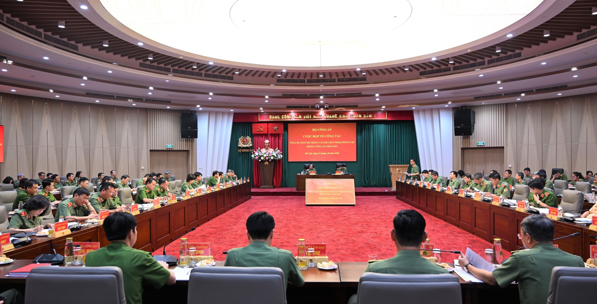 Quang cảnh cuộc họp.