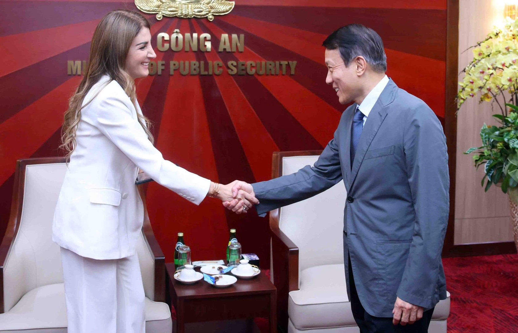 Bộ trưởng Bộ Công an Lương Tam Quang chào mừng bà Rita Mokbel thăm, làm việc tại Bộ Công an