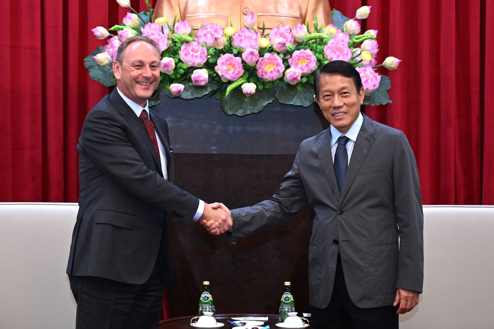 Bộ trưởng Lương Tam Quang và ông Andrew Cope.