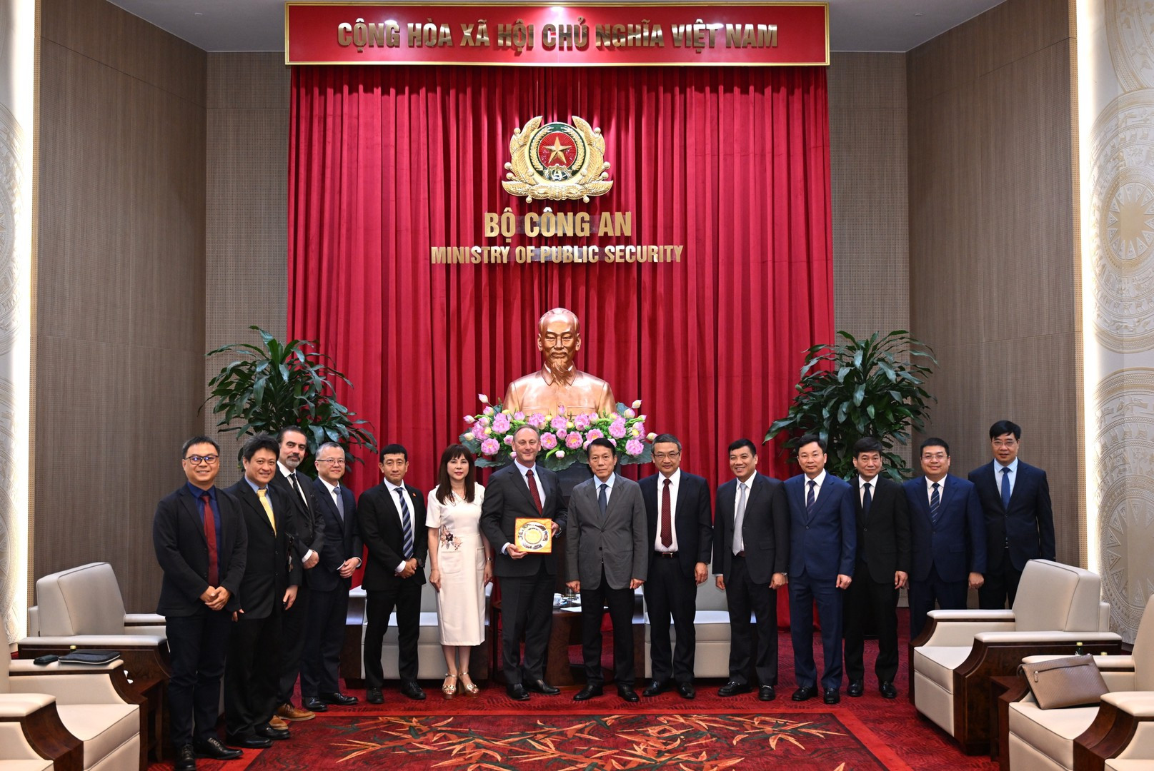Các đại biểu chụp ảnh lưu niệm.