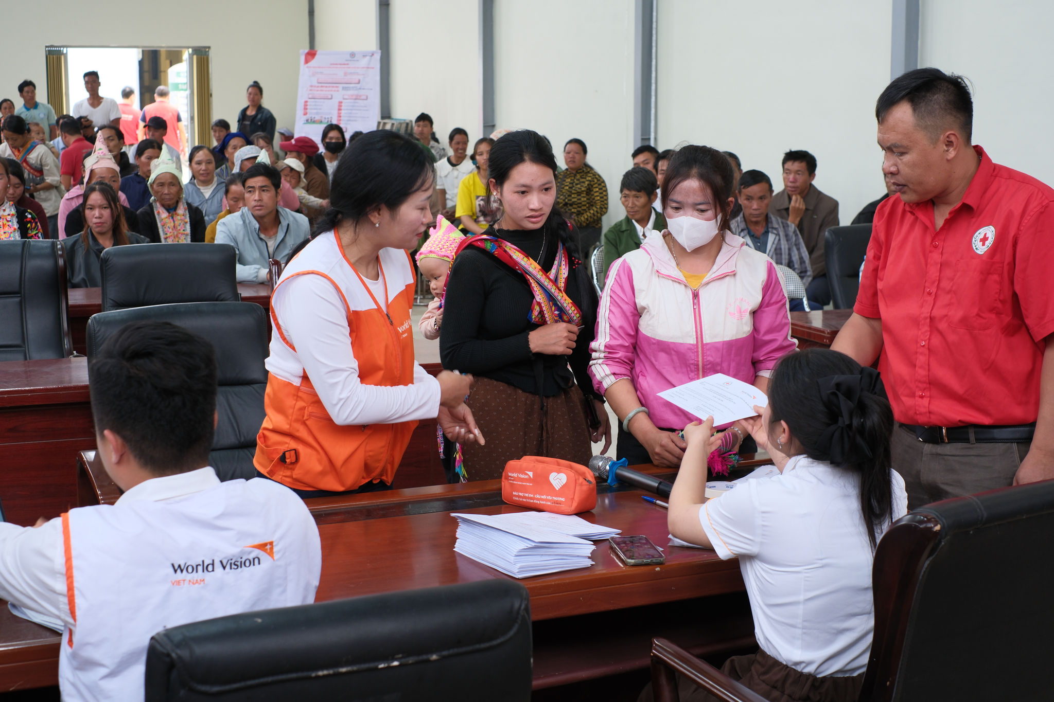 Các hộ gia đình nhận hỗ trợ tiền mặt tại Lai Châu 2